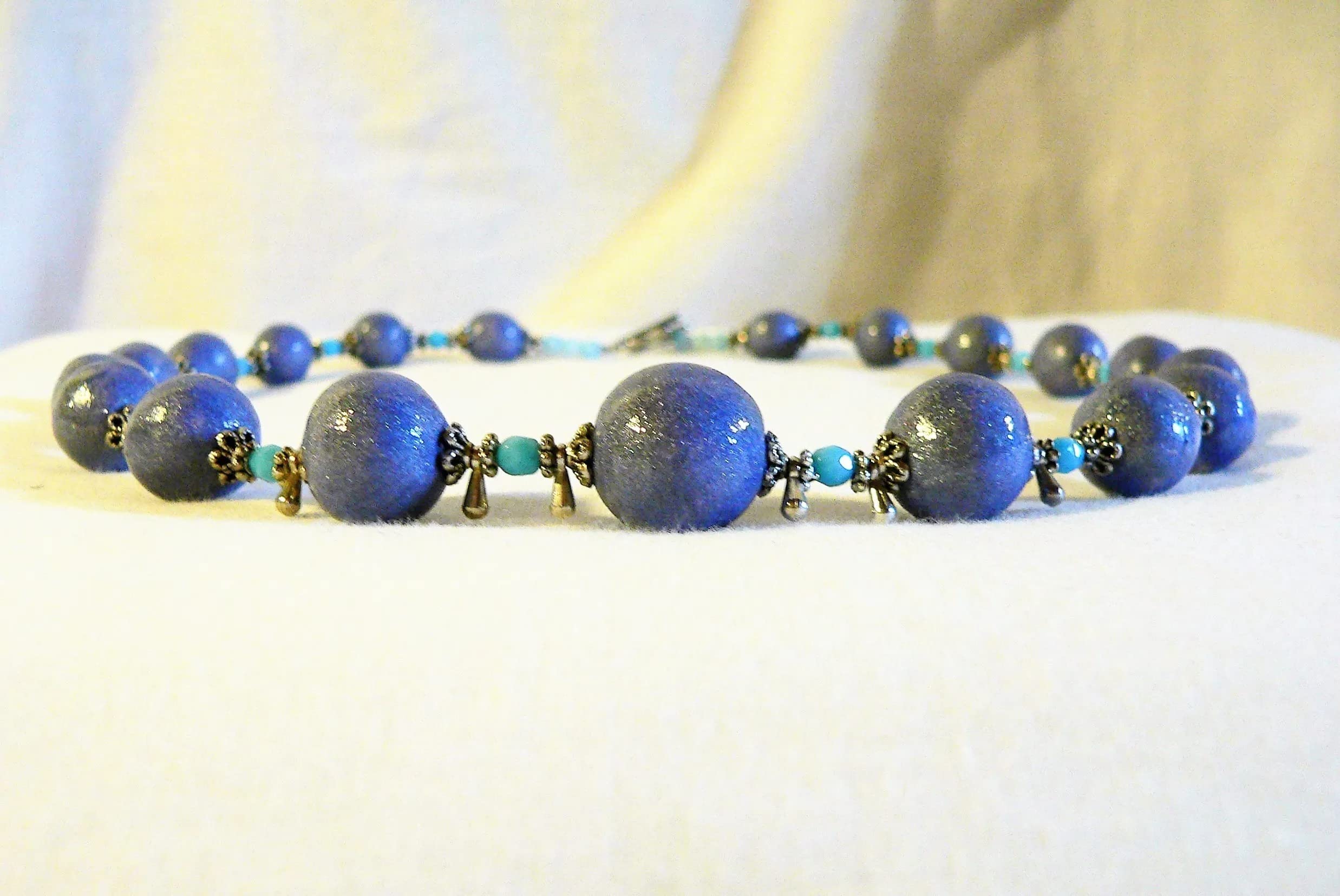 Gioielli: collana, bracciale e orecchini, perline in ceramica, colore blu personalizzato,"Nuvoloso"