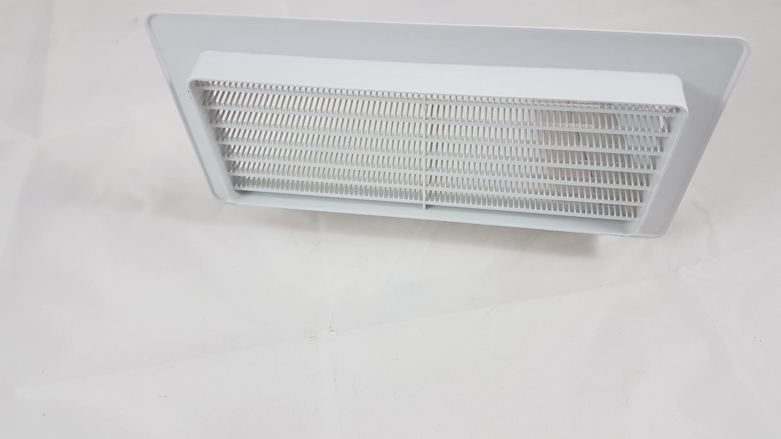 WETTERSCHUTZ-GITTER AUS KUNSTSTOFF FÜR DIREKTEN ANSCHLUSS AN FLACHKANAL 220X90 MIT FLACHKANAL SET