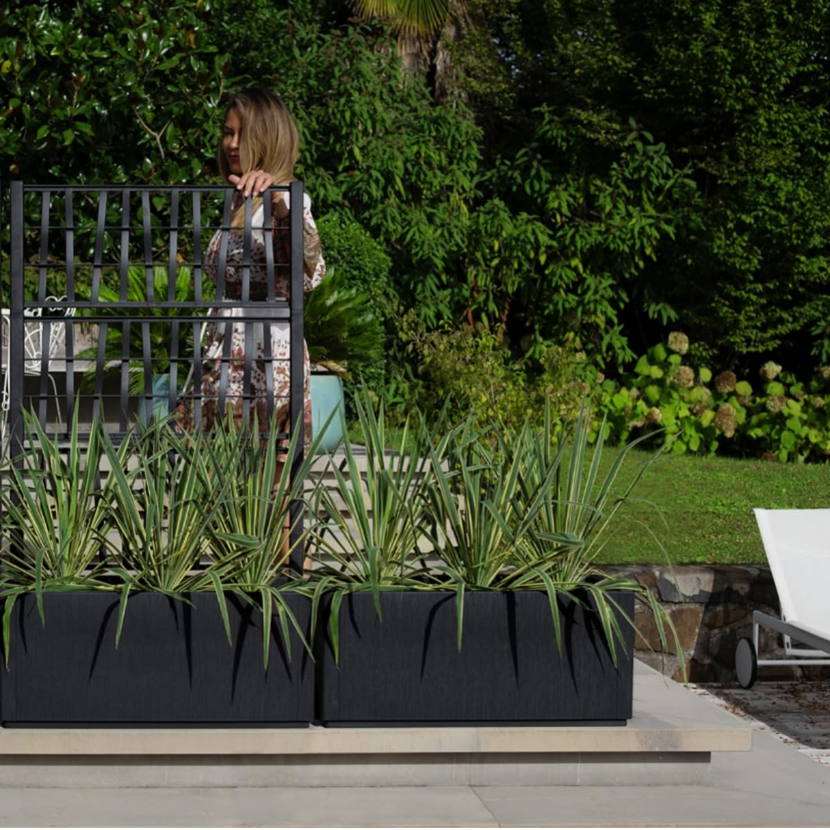 Tomaino - Jardinera con enrejado de plástico, separación de malla para plantas trepadoras para el exterior, terraza, jardín 80x36x140 h cm (Jardinera con enrejado, Negro)