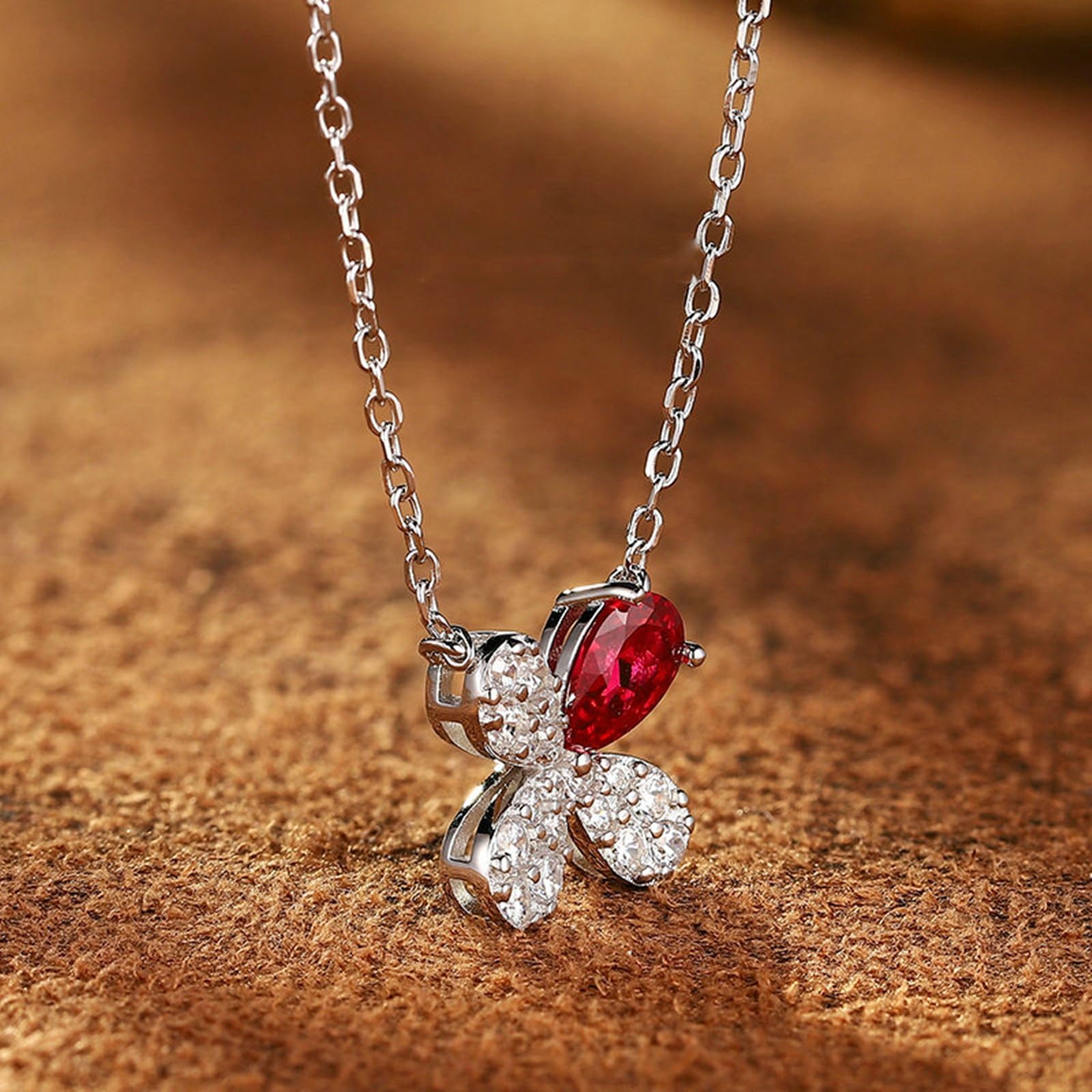Złota zawieszka 18 K czterolistna koniczyna z 0,5 ct rubin i moissanit, zawieszka charms złoto 750 dla niej | 18 K białe złoto | modna biżuteria na Dzień Ojca