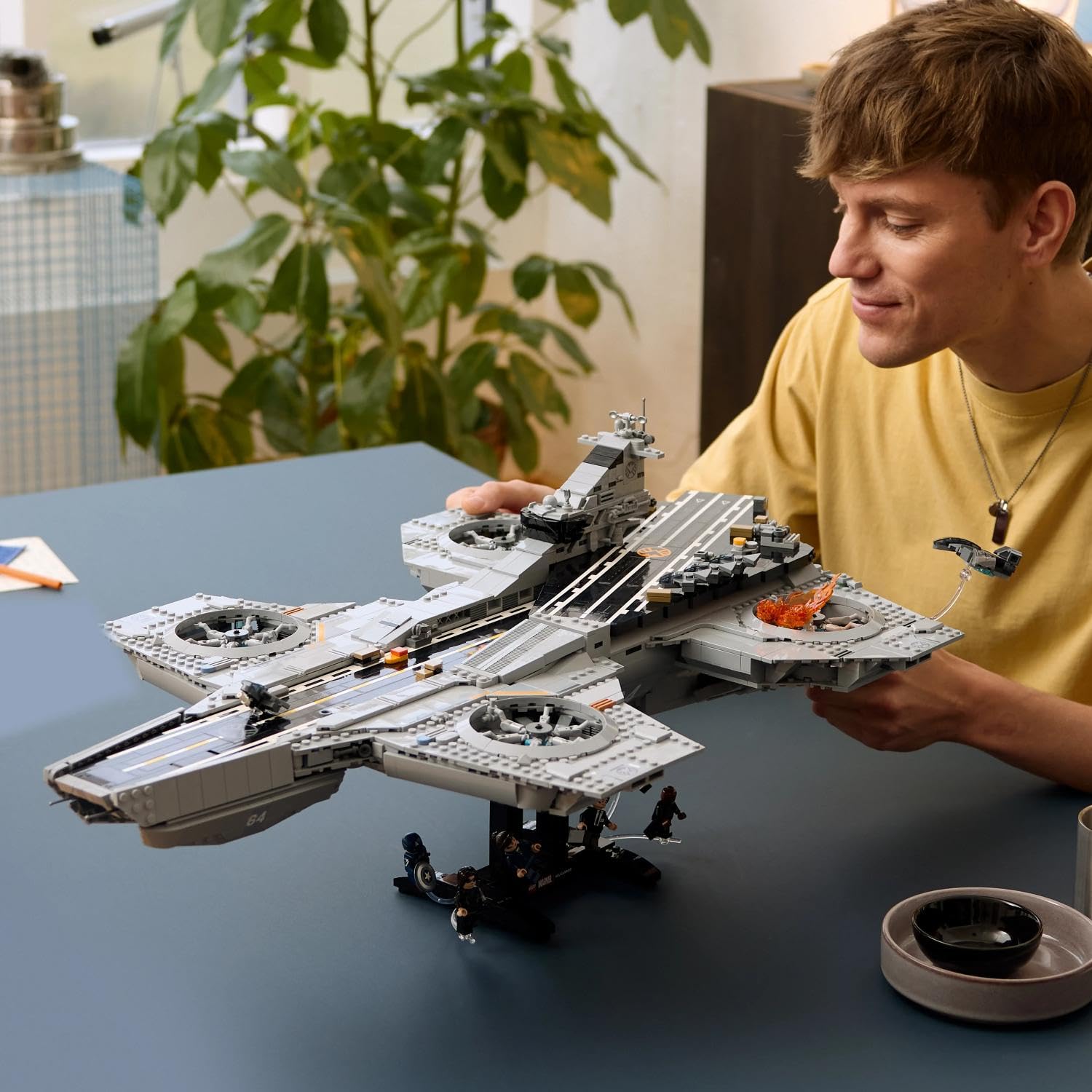 LEGO ǀ Marvel Elivelivolo S.H.I.E.L.D. - Kit di Modellismo per Adulti - 6 Minifigure, tra cui Captain America e Nick Fury - Decorazione per Mensola Fai da Te - Regalo per i Fan degli Avengers - 76354