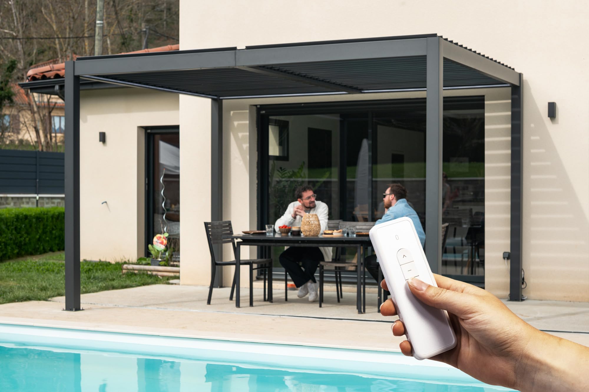 Cazeboo Pergola bioclimatique motorisée 4x3m autoportée AGOSTA Aluminium Gris avec Stores rétractables côté 3m