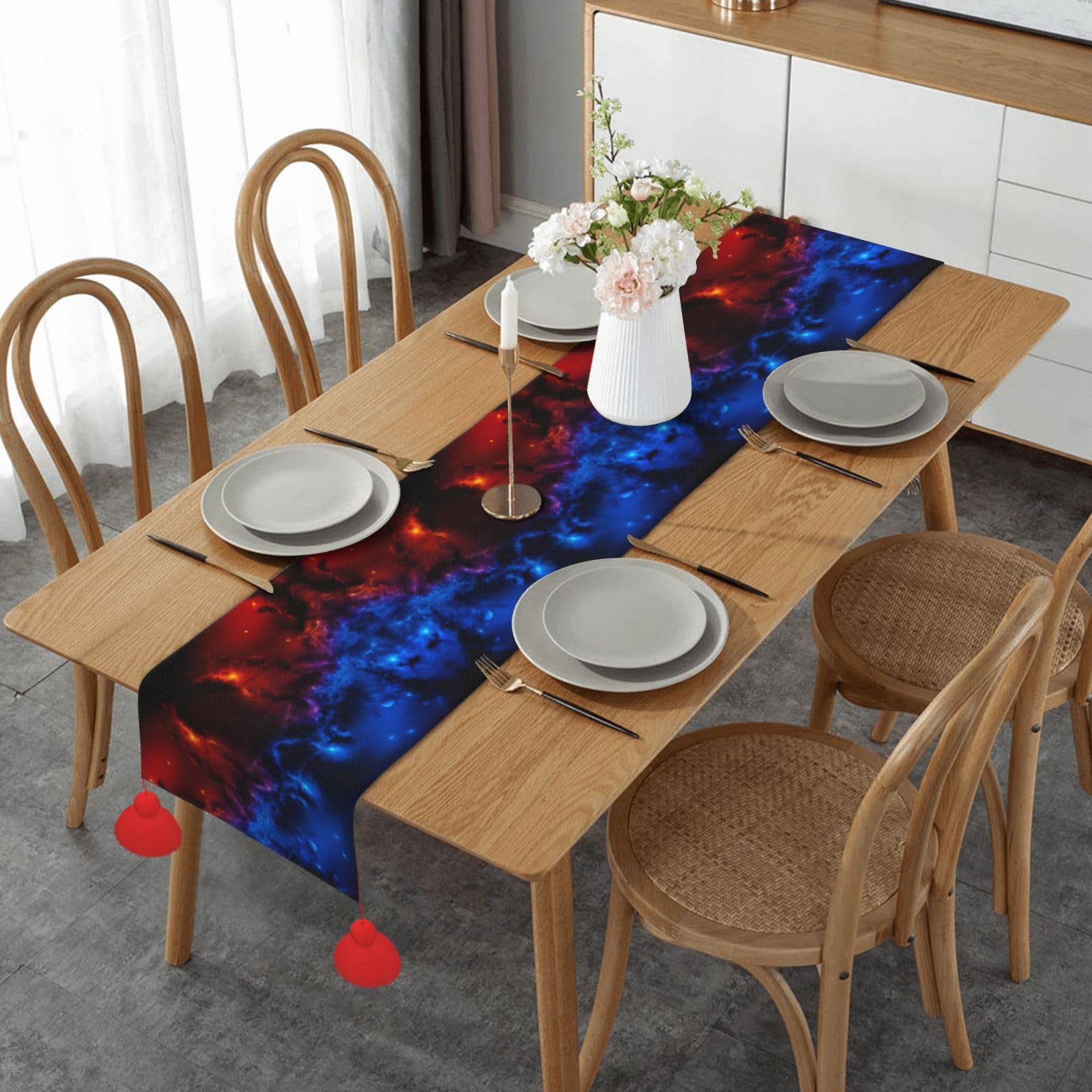 Chemin de table de Noël élégant à pompons classiques, décoration raffinée pour vos vacances