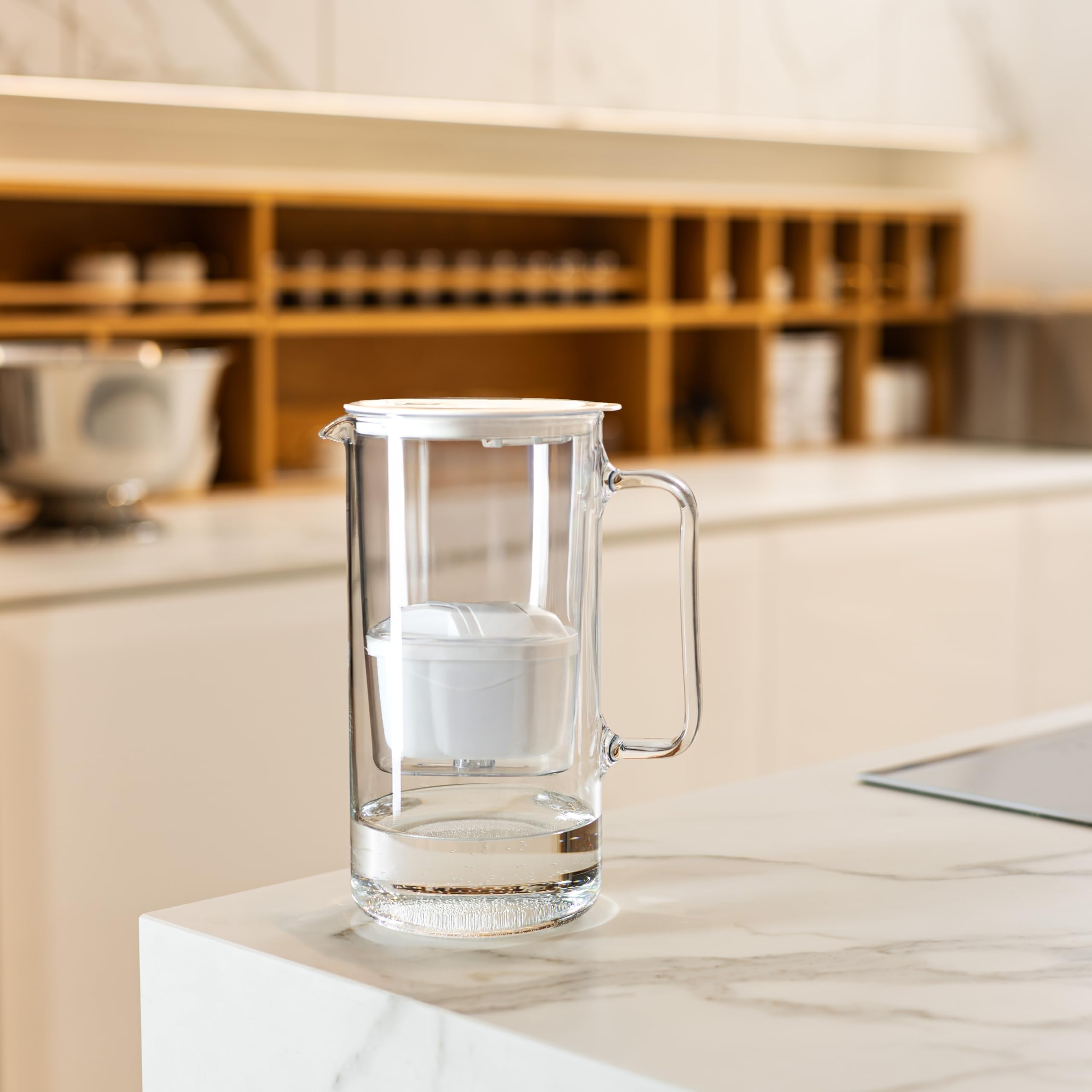 Wessper Carafe filtrante en verre 2L, sans BPA Carafe à eau avec compteur de filtre intelligent, Pichet avec cartouche filtrante au charbon actif et anti-calcaire - Blanc