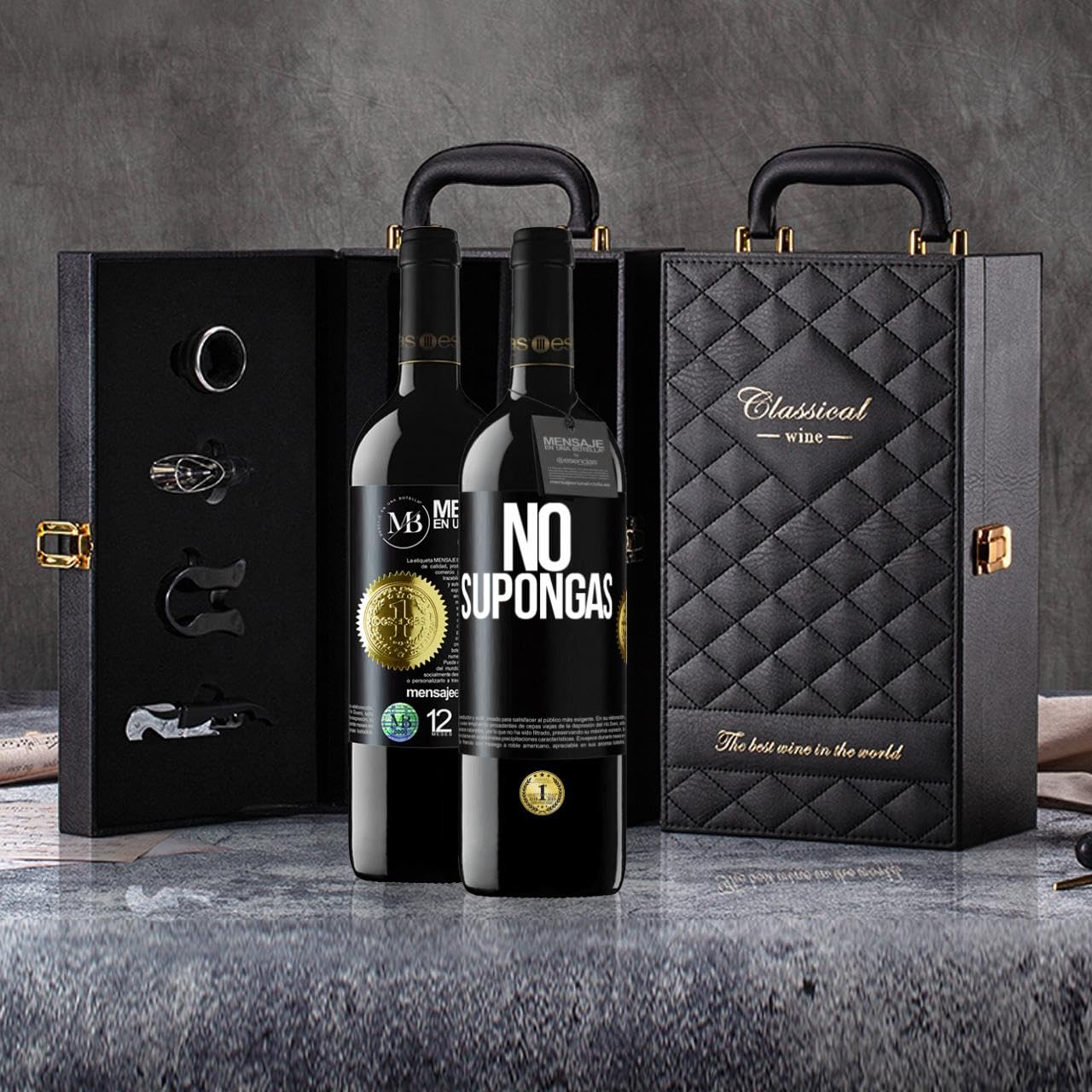 «No supongas» Mensaje en una Botella. Estuche-Maletín de LUJO 2x Vino Tinto Premium Reserva 12 Meses y Set de 4 Accesorios. Etiqueta Negra PERSONALIZABLE