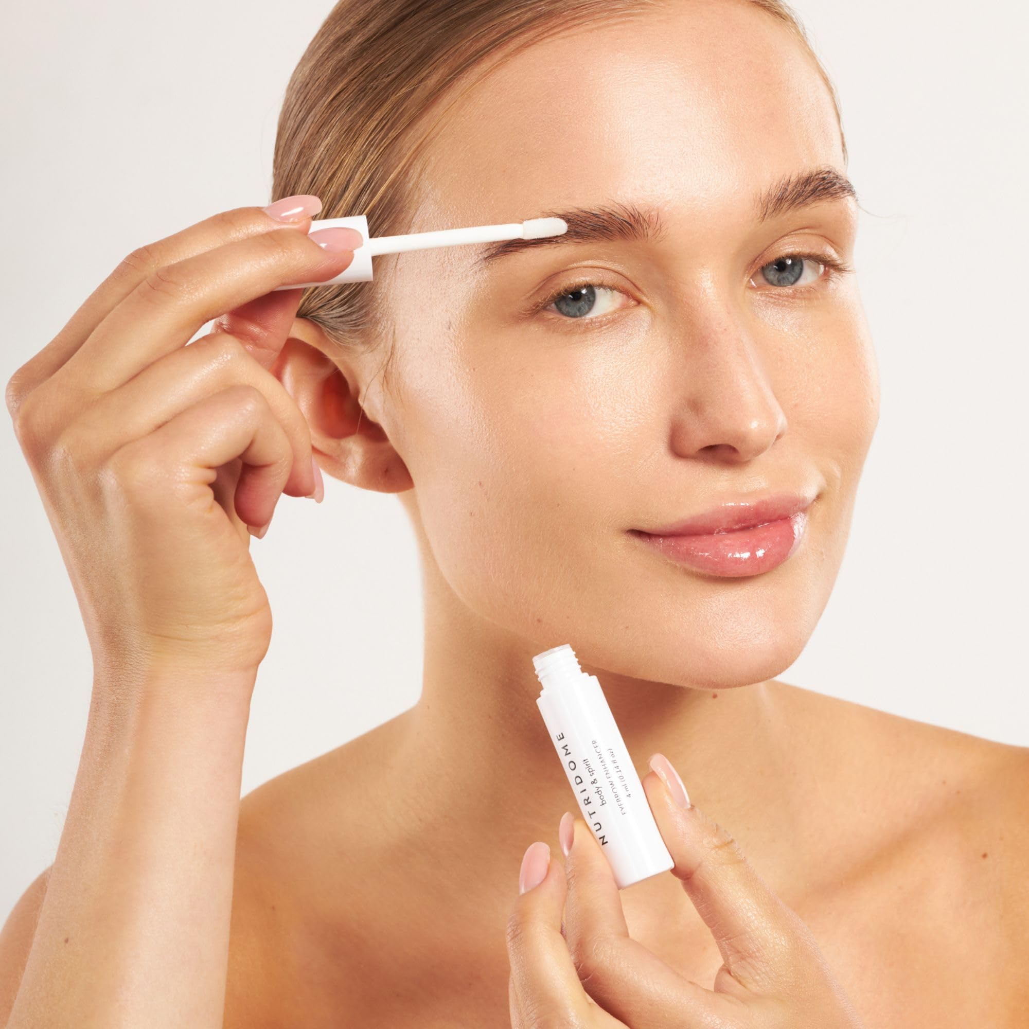 Nutridome Sérum à sourcils fortifiant 4 ml – Épaisse les cheveux, favorise la croissance avec du thé vert, du collagène, de la vitamine B3, un booster de sourcils pour un effet visible après 4