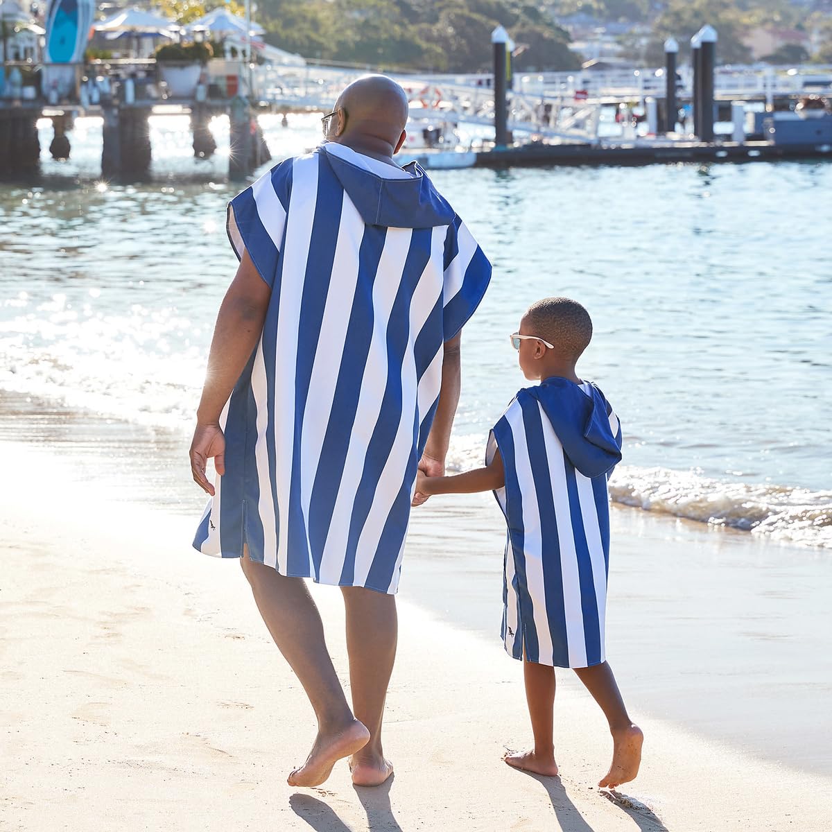 Dock & Bay Strandponcho für Erwachsene - Kapuzenhandtuch mit tiefen Taschen - Für Strand & Pool - Super Saugfähig, Schnell Trocknend - Whitsunday Blue, Medium (90x70cm, 35x28)