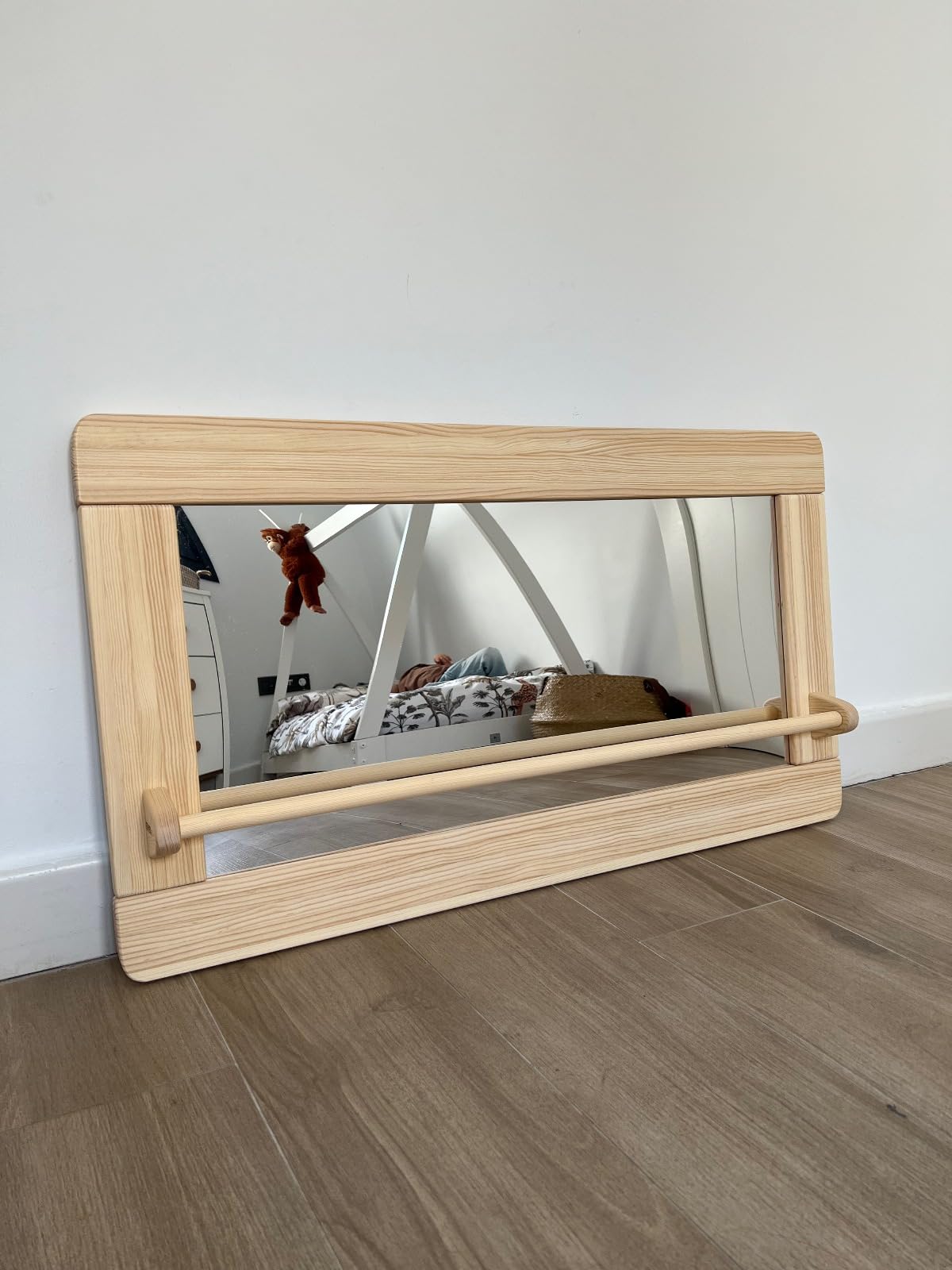 Espejo Montessori con Barra para bebés, Madera Natural barnizada y Cristal irrompible | Certificado CE | Seguridad, autonomía y Juego sensorial | Tamaño (74×50,5 cm) | Hecho en España