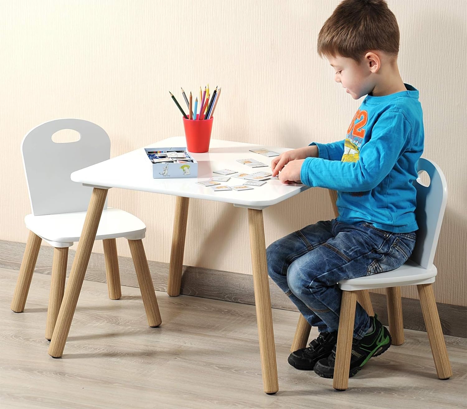 Kesper | Salon de jardin pour enfant avec table et 2 chaises | Matériau : panneau de fibres – Bois | Robuste et stable | Couleur : blanc