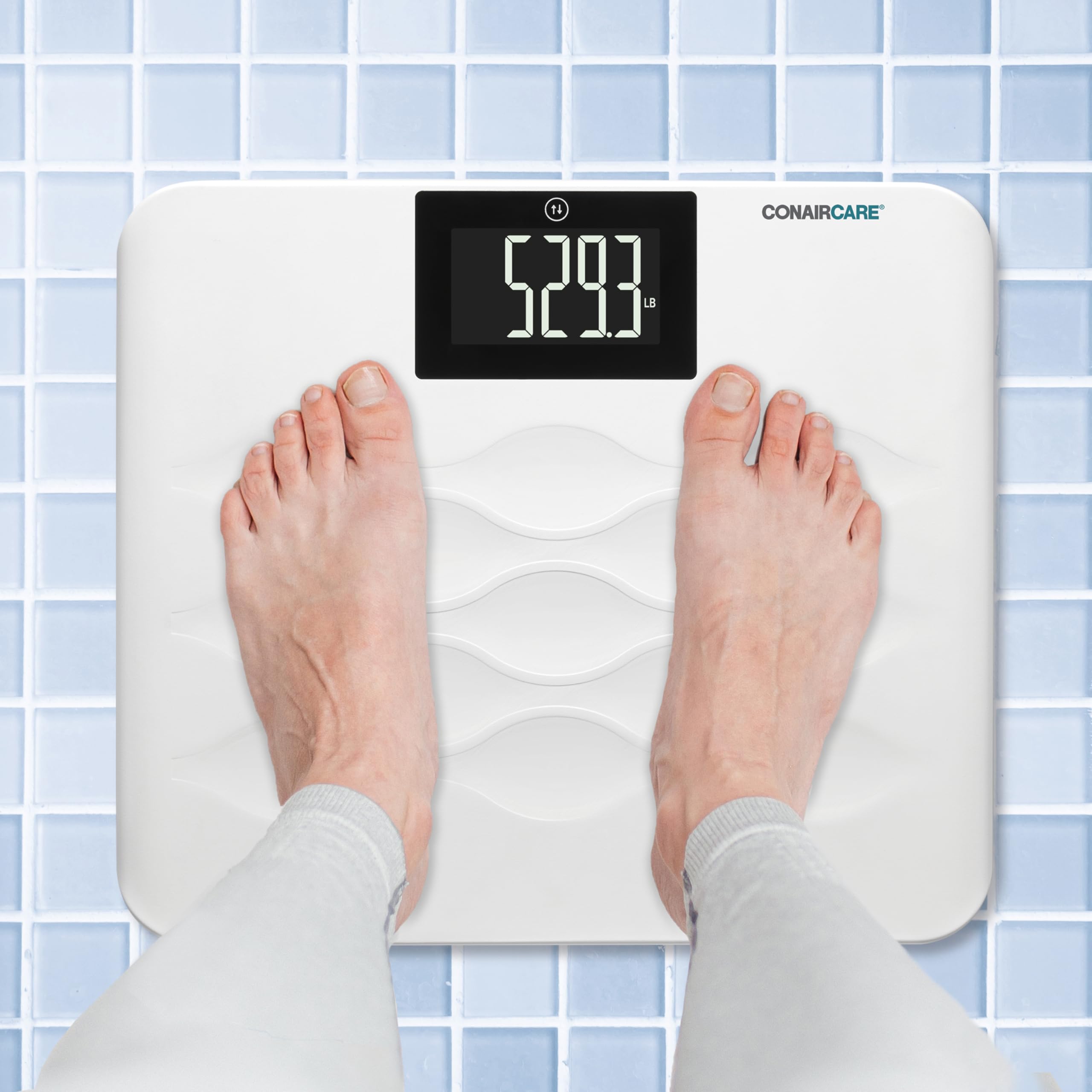 Conair Báscula de baño para peso corporal, báscula de baño parlante de alta capacidad en inglés y español, 660 libras. Límite de peso mejorado con pantalla LCD retroiluminada XL y plataforma estable y