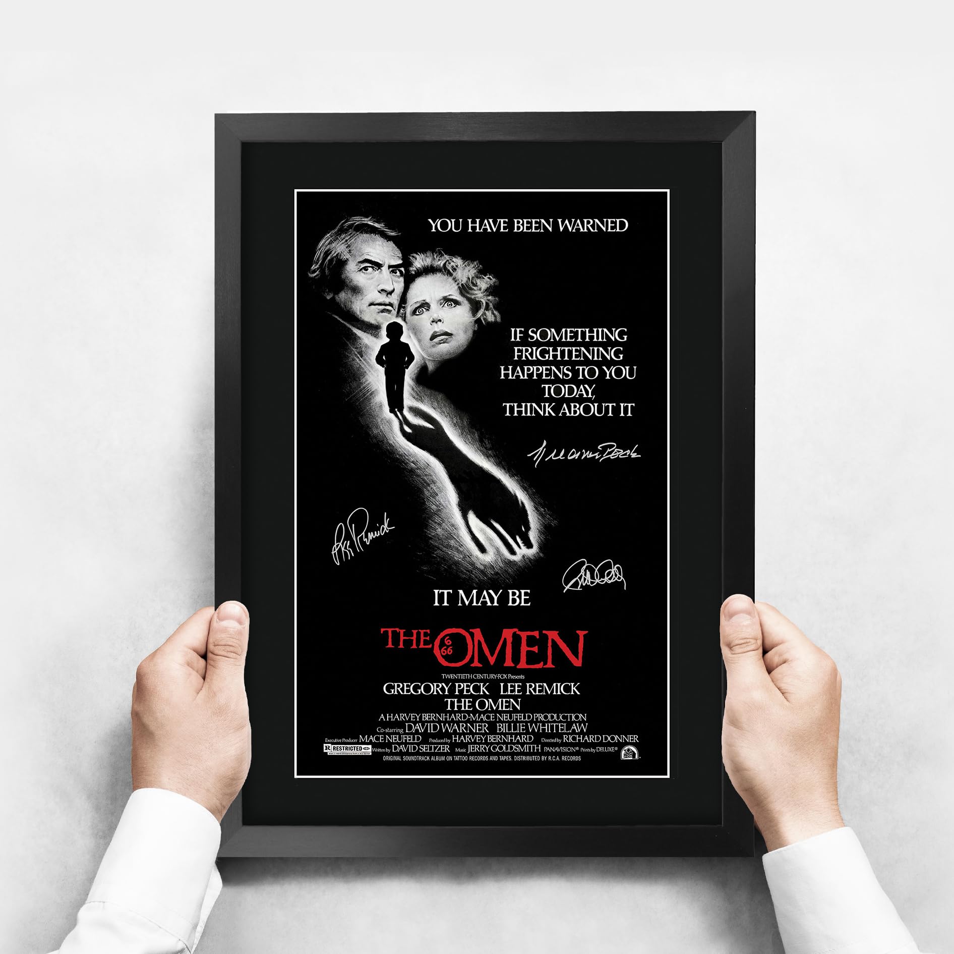 HWC Trading FR A3 The Omen (1976) Geschenke Geduckter Poster Signiertes Autogramm Foto für Fans von Film Memorabilien - A3 Gerahmt