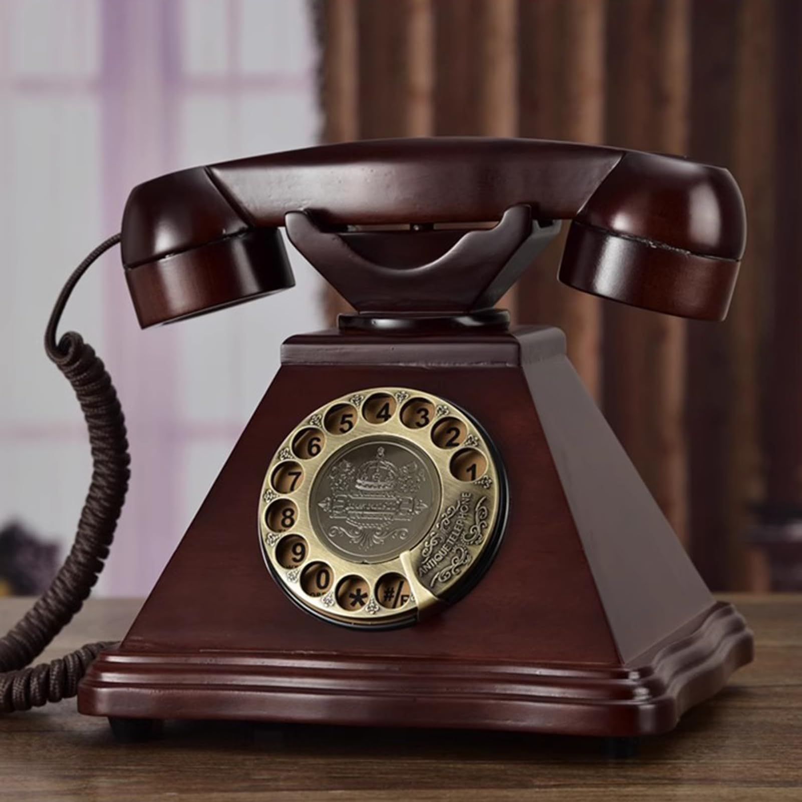 Retro telefon przewodowy telefon stacjonarny, antyczna tarcza obrotowa, zabytkowy drewniany telefon stacjonarny, stary dom z ponownym wybieraniem numeru