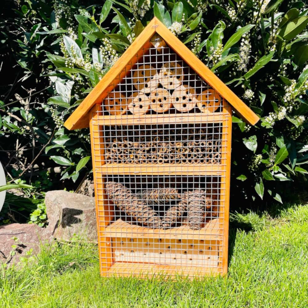 massives handgefertigtes L Insektenhotel aus Holz I 52 x 28 x 12 cm (HxBxT) mit Ständer Höhe 72 cm I Wildbienen Nisthilfe I Bienenhotel I Insektenhaus I wetterfest I lasiert in Braun