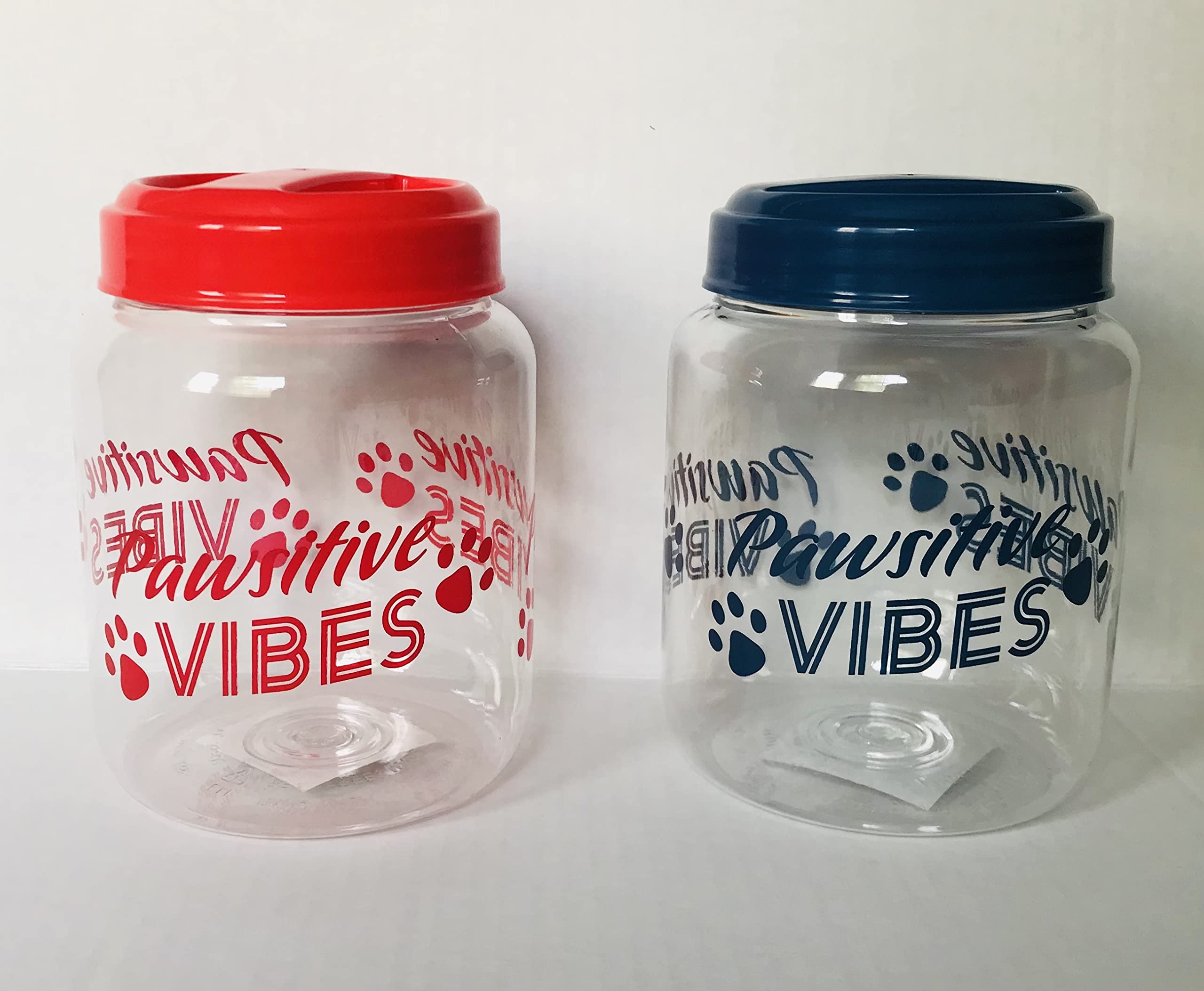 COT Recipientes herméticos de plástico sin BPA para perros y gatos, recipientes de almacenamiento de alimentos, tarros de color azul marino y rojo con huellas de patas (juego de 2)