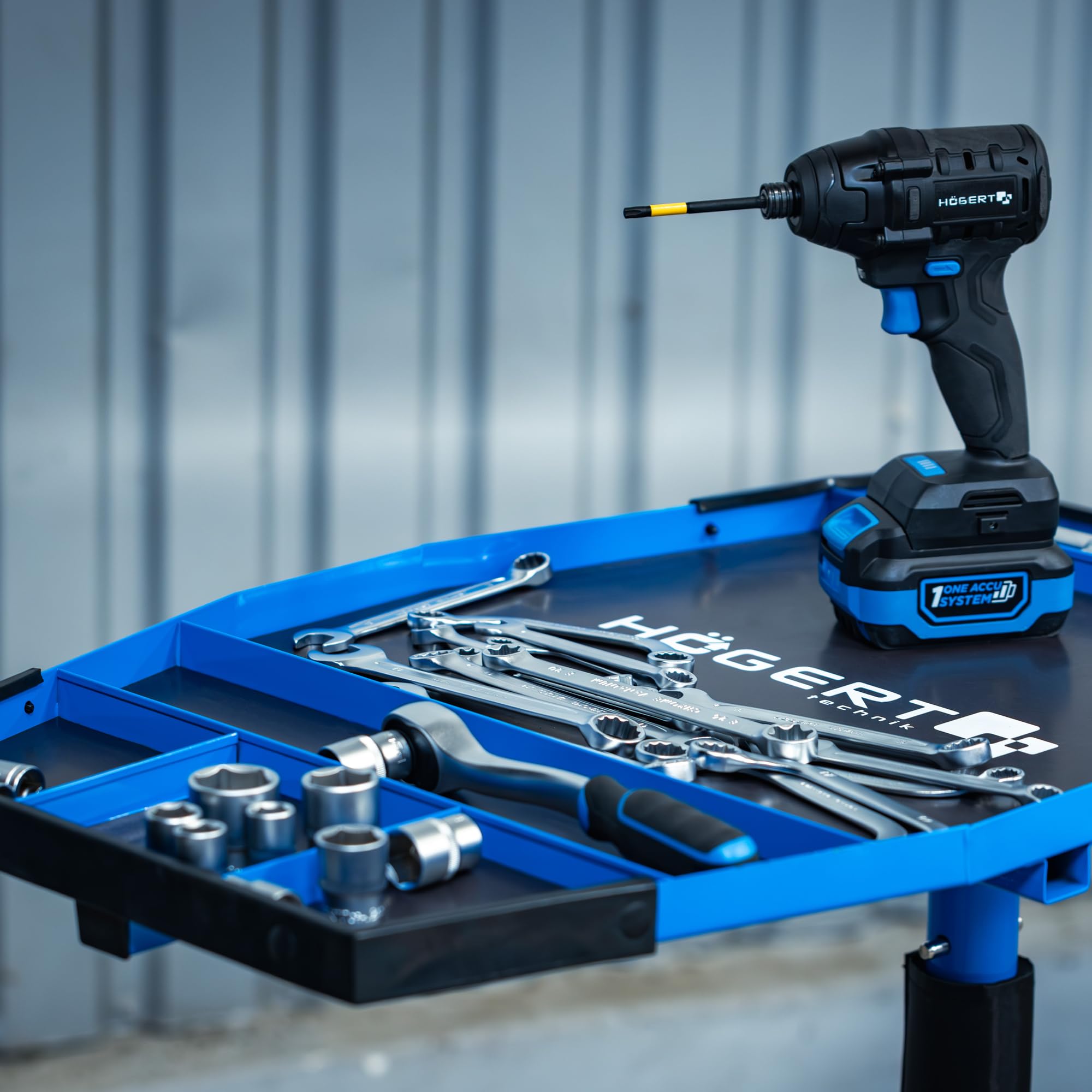 Högert Technik Mesa de Trabajo móvil HT7G564, Altura Regulable 86-120 cm, Capacidad 30 kg, Estructura en H para Taller, 4 Ruedas giratorias TPR con Freno, Azul-Negro