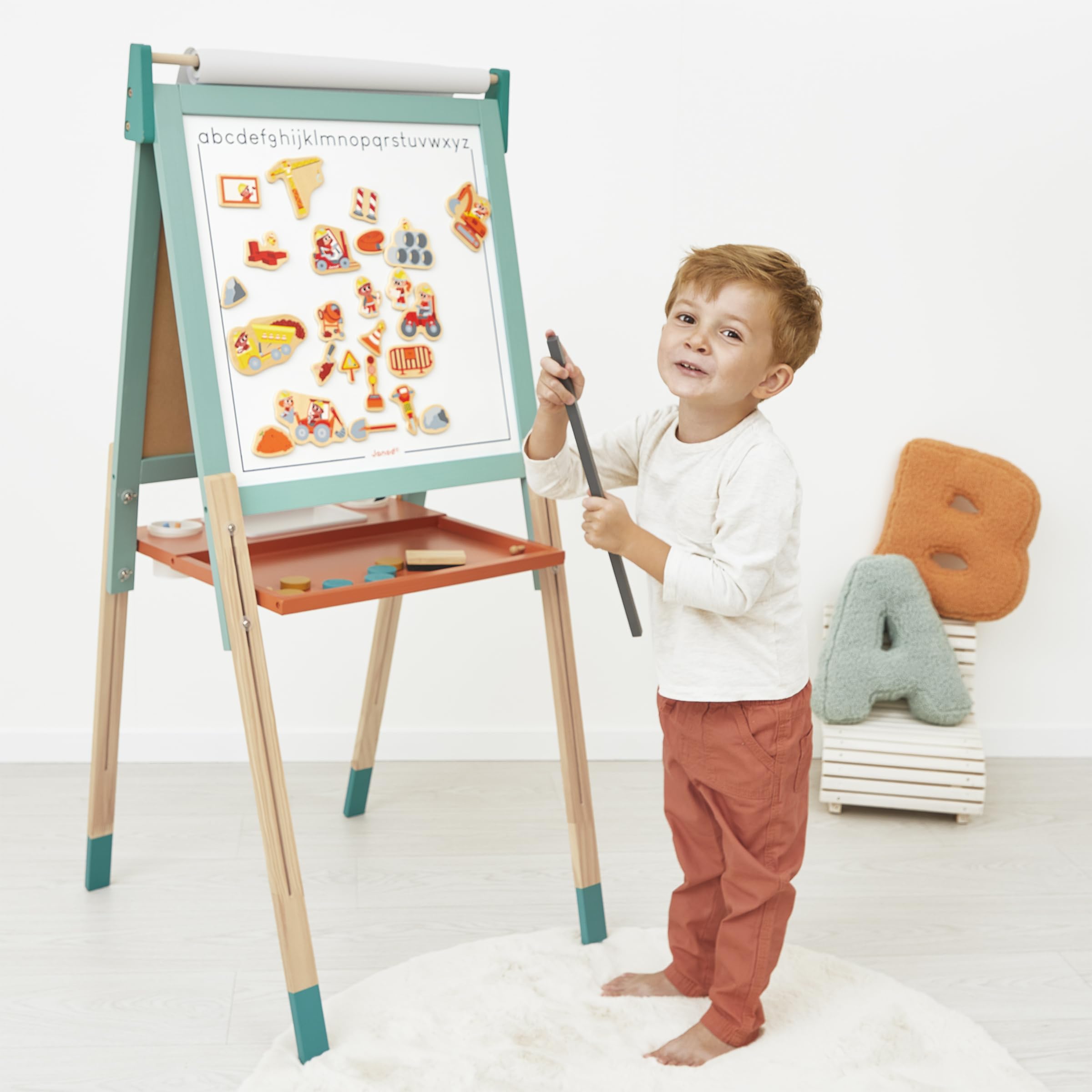 Janod J09625 - Cuadro de caballete doble cara, ajustable en altura, pizarra blanca magnética + pizarra para tiza + rollo de papel, 23 accesorios incluidos, a partir de 3 años