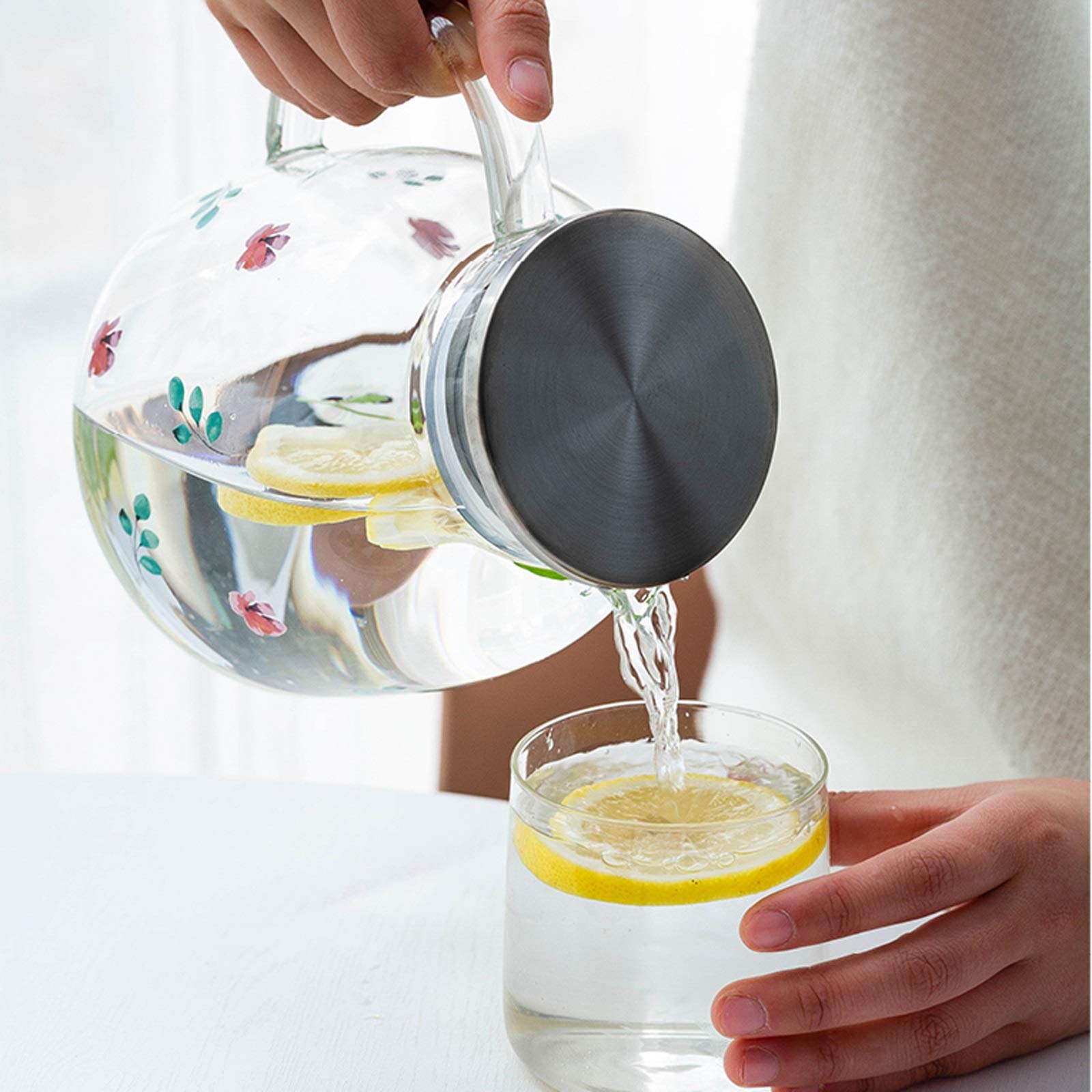 Pichet Le pichet en Verre de 50 oz avec Couvercle de Filtre en Acier Inoxydable La Carafe de Verre est en matériau Borosilicate Peut Supporter Une température élevée Pichets