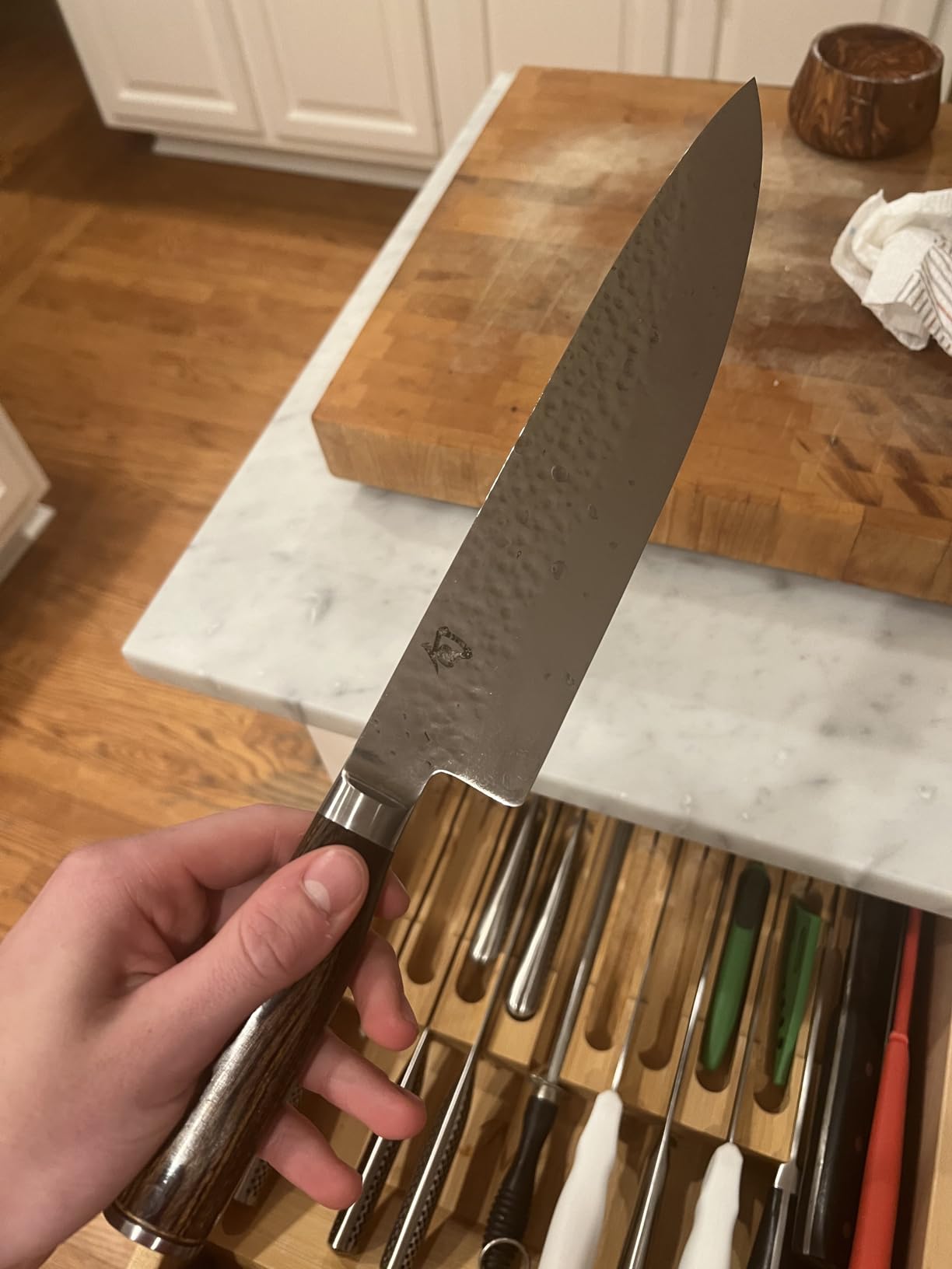 Side profile of thin Japanese chef knife blade