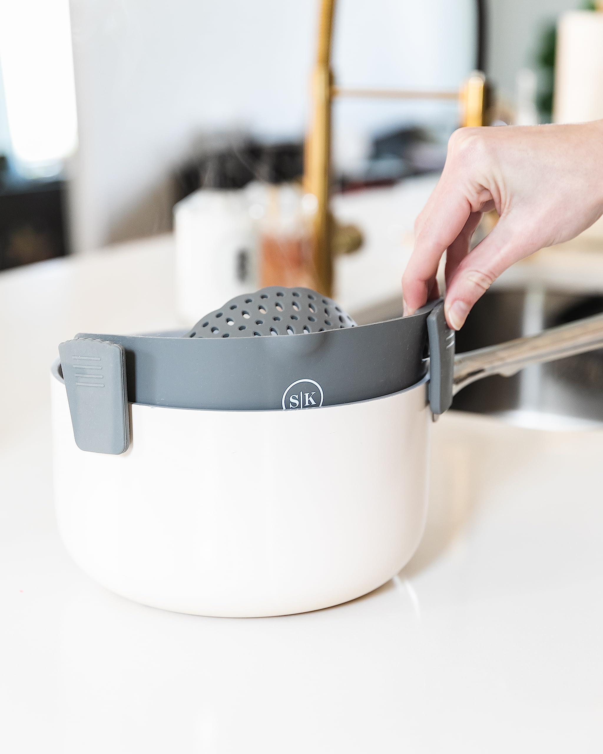 Il colino è fissato alla pentola: clip silicone regolabile per | Colino da cucina, colino per spaghetti, beccuccio, colino alimentare, gadget per pentole, padelle, ciotole