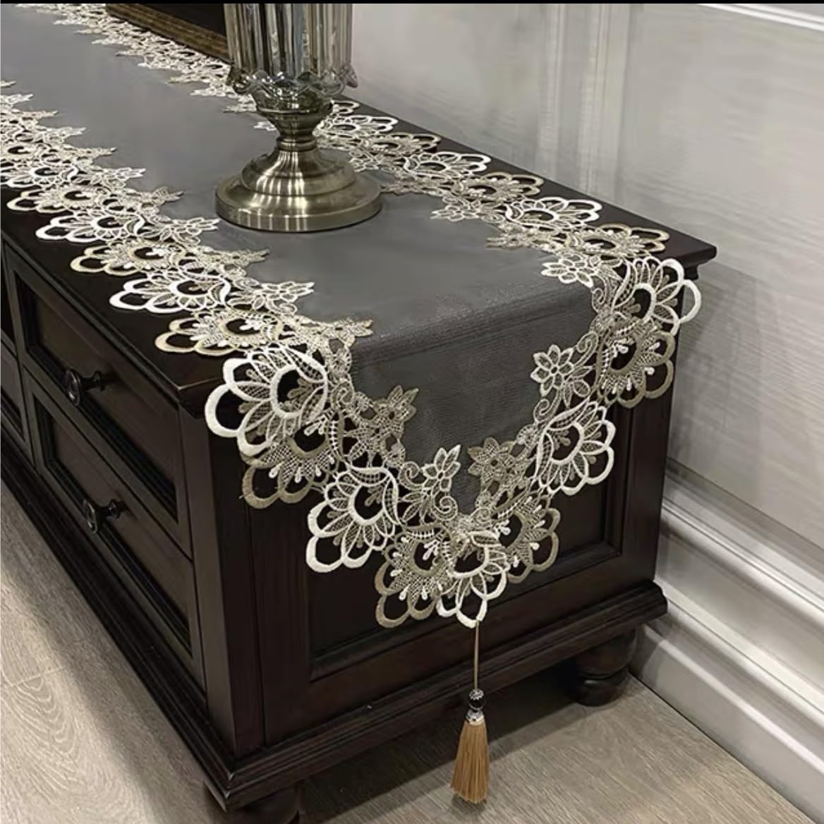 Dentelle à pampilles pour une table basse rétro et ambiance vintage