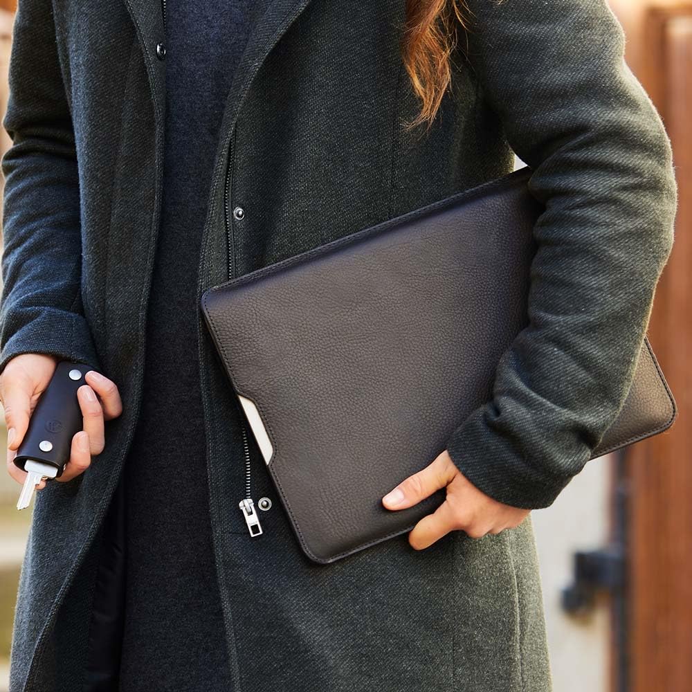 Funda de Piel para MacBook Pro de 14 Pulgadas – Funda Premium de Piel Italiana Vachetta y Fieltro de Lana, Hecha a Mano en Alemania (Black, MacBook Pro 14)
