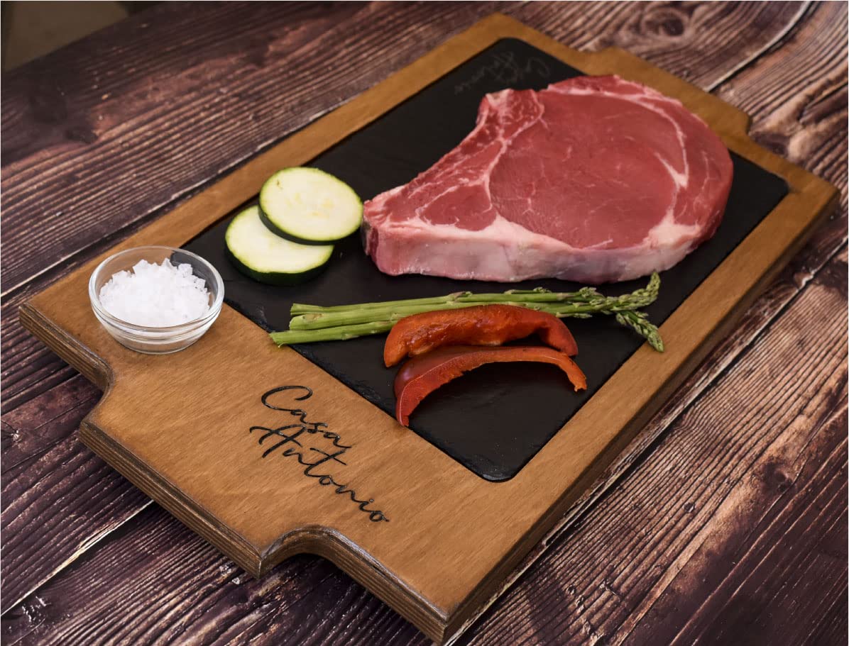 Bandeja de Pizarra de 20x30 con Base de Madera en Color Roble con un Salsero para presentación de Carnes
