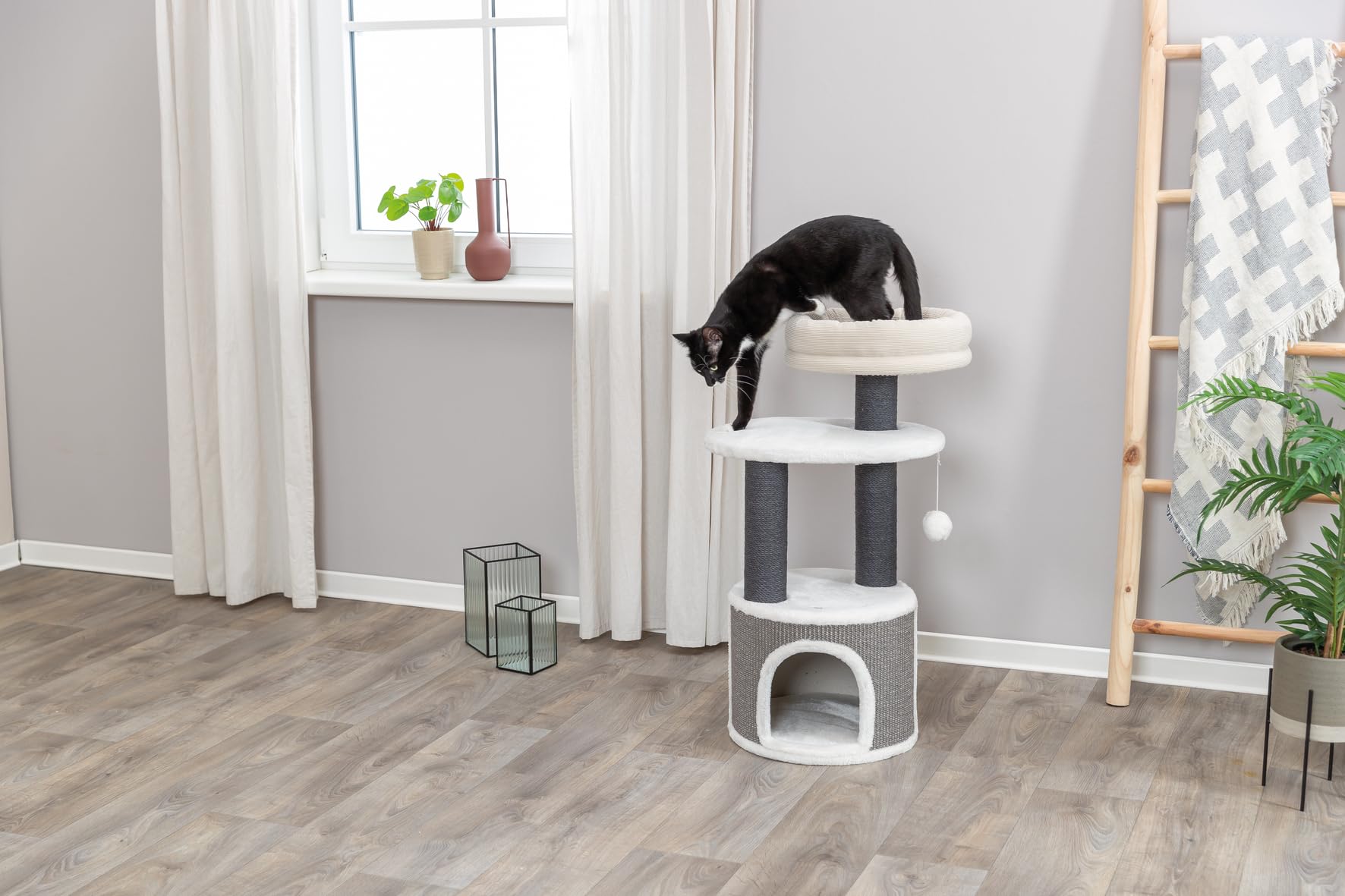 TRIXIE Tiragraffi Marco 85 cm in bianco/beige/grigio – Albero per gatti a più piani con molte possibilità di graffi e giochi, nonché luoghi di ritiro – accogliente e stabile – 44469
