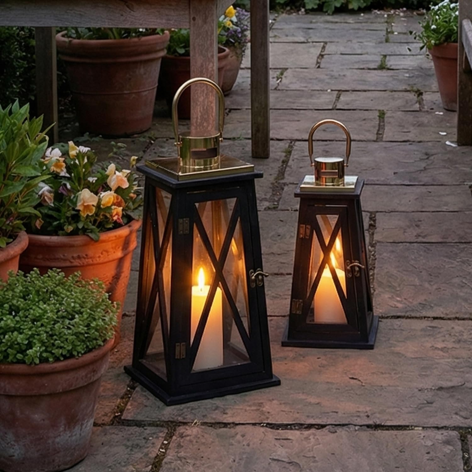TRIROCKS Set di 2 Lanterne in Legno Stile Rustico 55 cm & 40 cm Alte, Portacandele Decorativi con Vetro Temperato per Decorazioni Casa, Natale, Matrimonio, Esterni (Trapezoidale Nera)