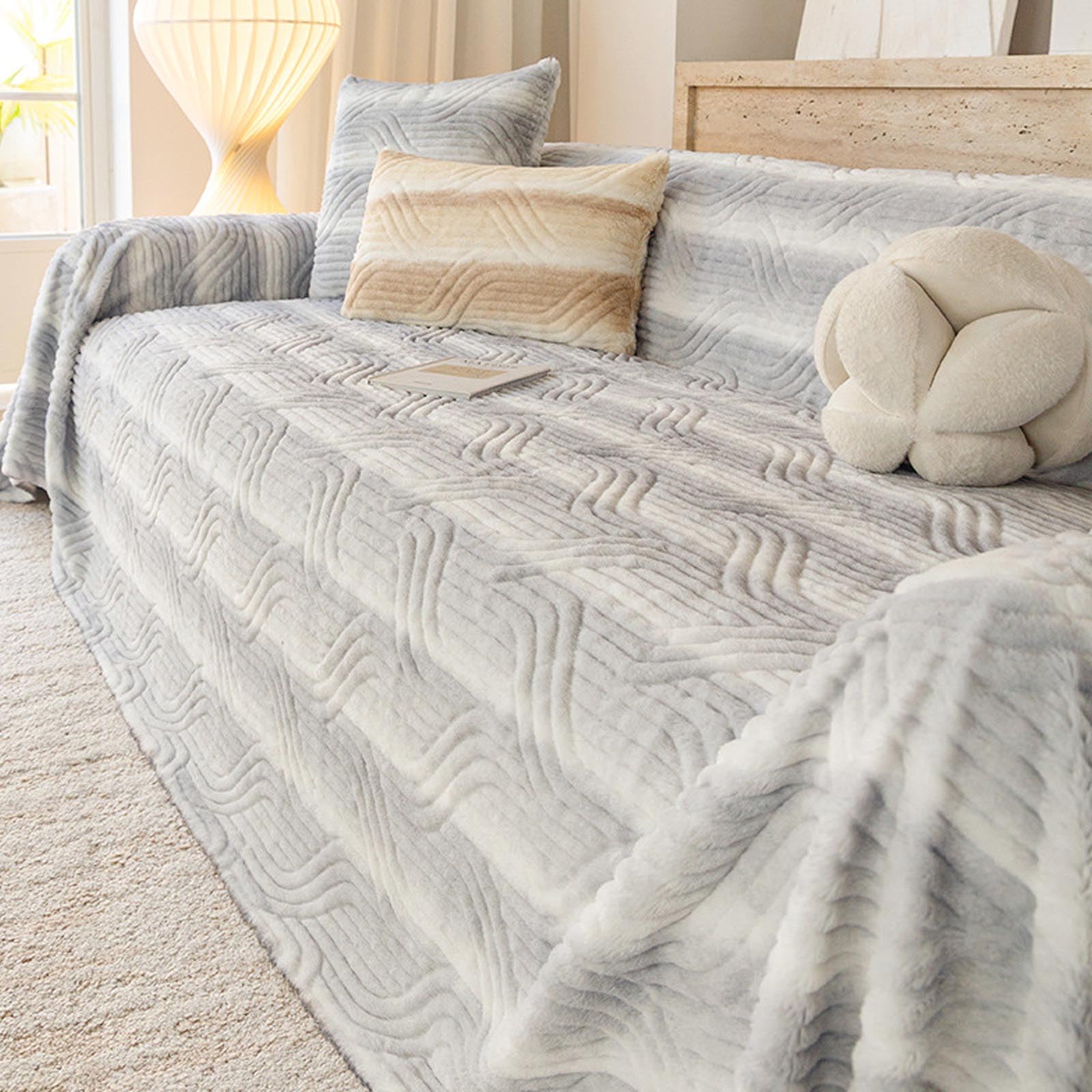 Housse de canapé en peluche gris clair pour un salon cocooning et chaleureux