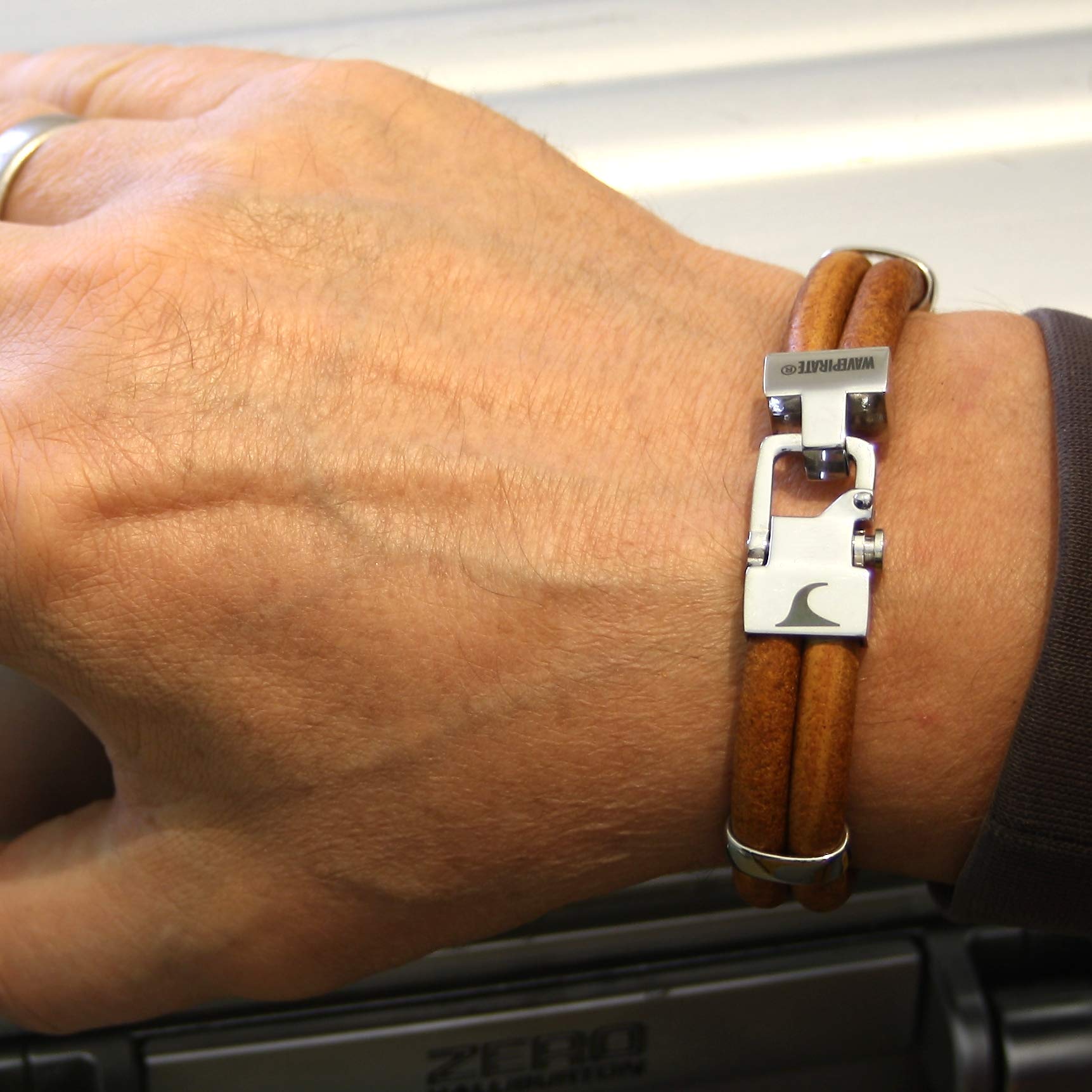 Echt Leder-Armband TURN R Cognac Herren-Armband Männer-Armband Geschenkbox Magnetverschluss Edelstahl