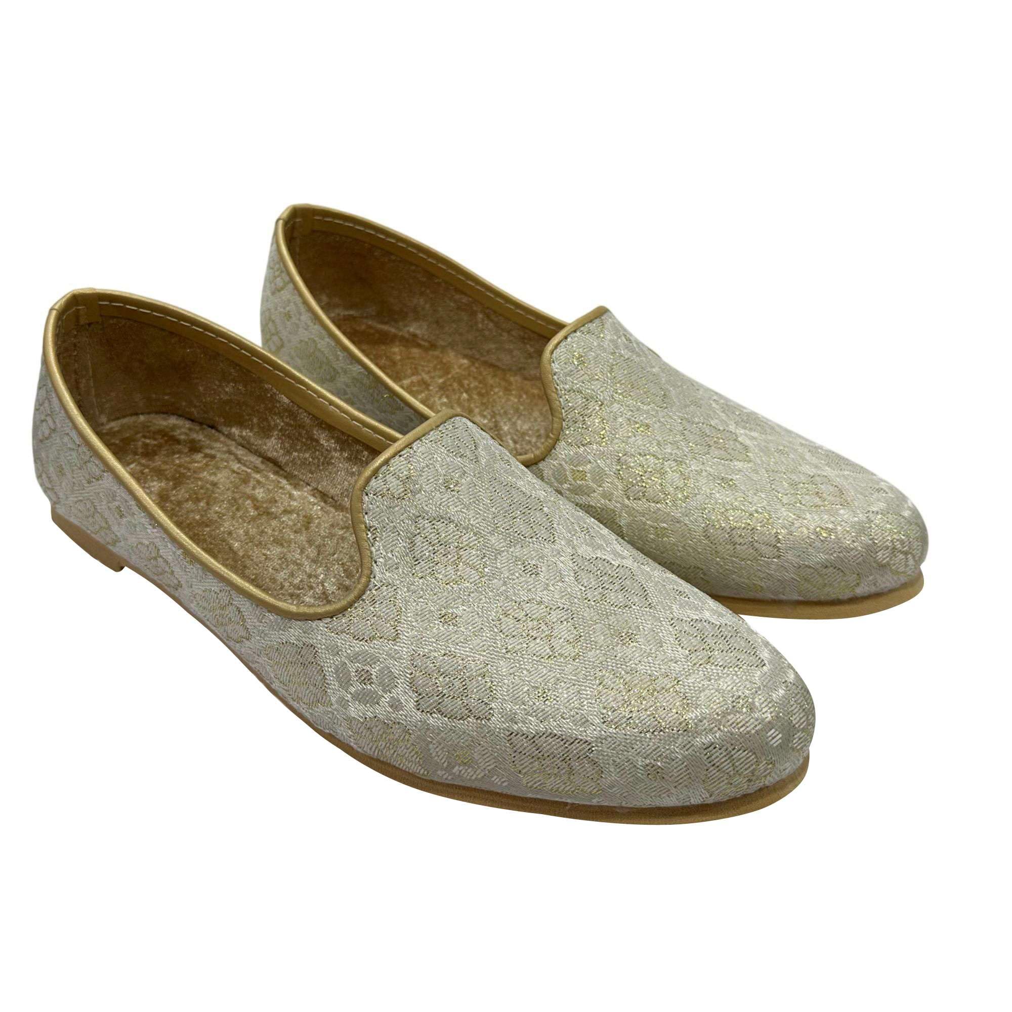 Scarpe da uomo color crema oro ricamate etniche slip-on matrimonio punjabi jutti fatte a mano mojari party scarpe