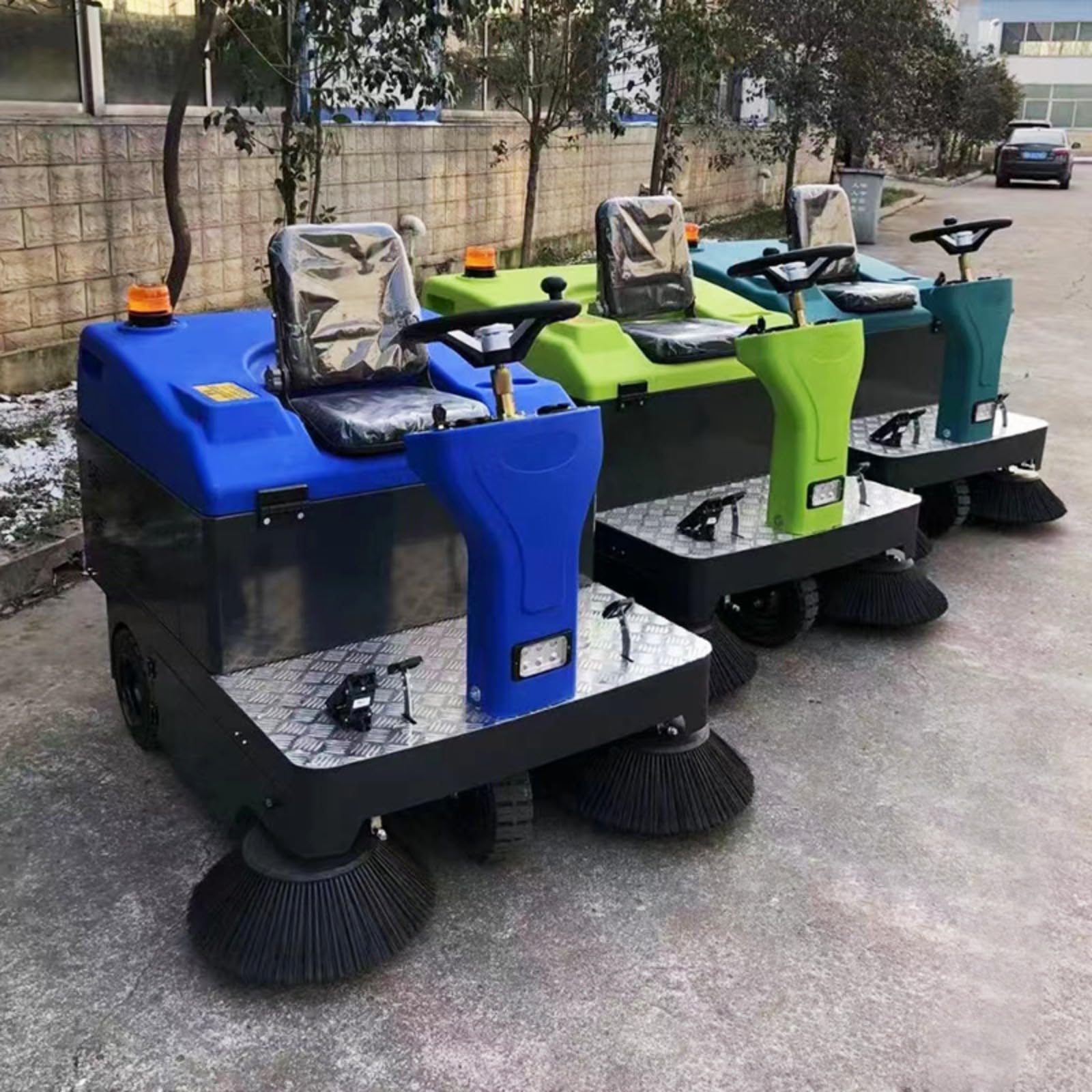 Grande spazzatrice stradale industriale Macchina elettrica di vuoto della spazzatrice stradale cavalcata sulle attrezzature per la pulizia con il sistema di filtro antipolvere per il garage del