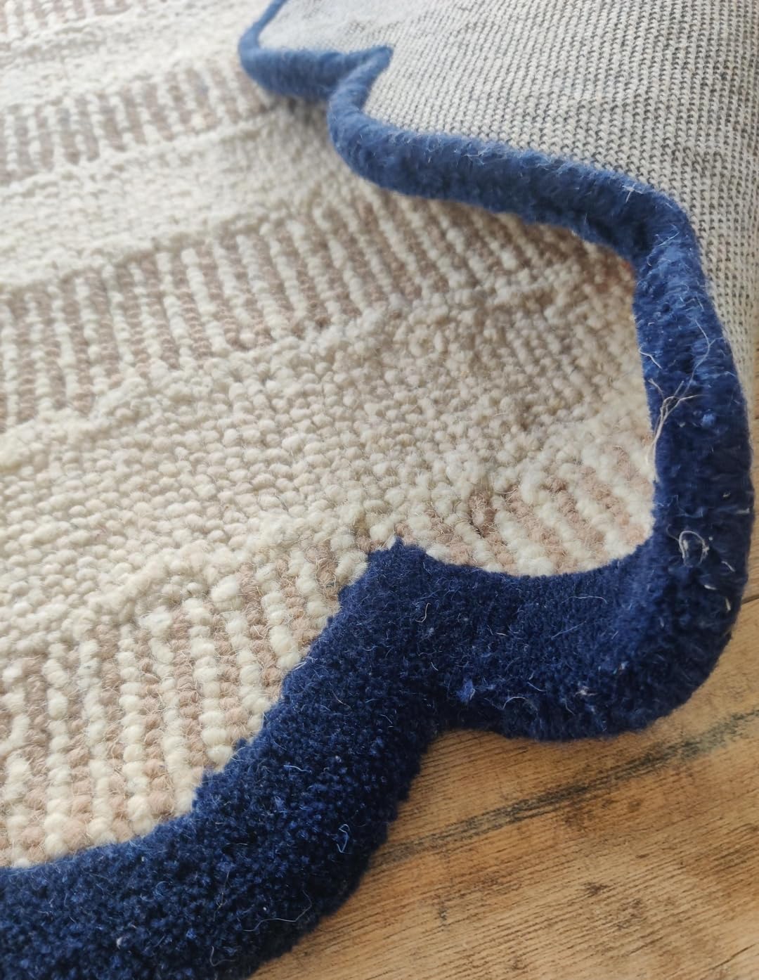 Tufted Area Rug with Scalloped Border, Geometric Pattern, Rust Orange and Navy Blue, Textured Wool Blend (240 * 300 cm)
