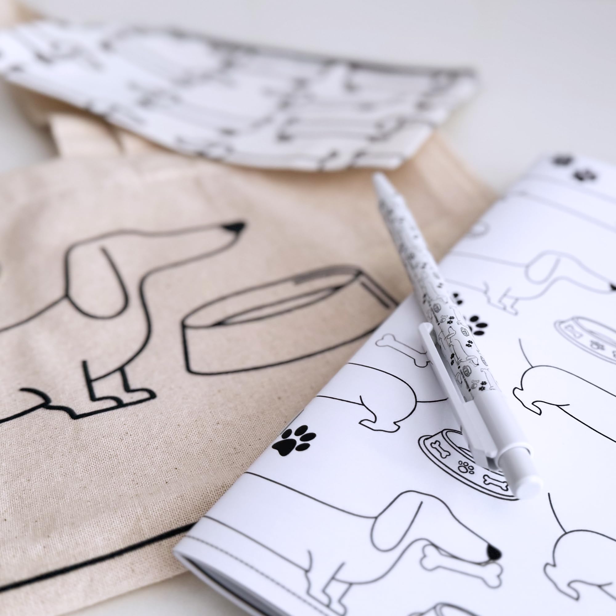Coffret cadeau teckel pour homme et femme – Panier cadeau en forme de chien saucisse. Livré avec chaussettes, bloc-notes et stylo, porte-clés, trousse de maquillage, sac fourre-tout