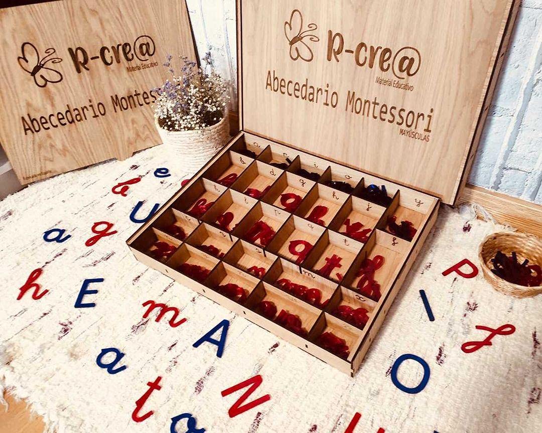 Alfabeto Montessori – Materiale Educativo per Imparare a Leggere e Scrivere | Lettere Trasparenti per Tavolo Luminoso | Sviluppo della Motricità Fine e Coordinazione Occhio-Mano