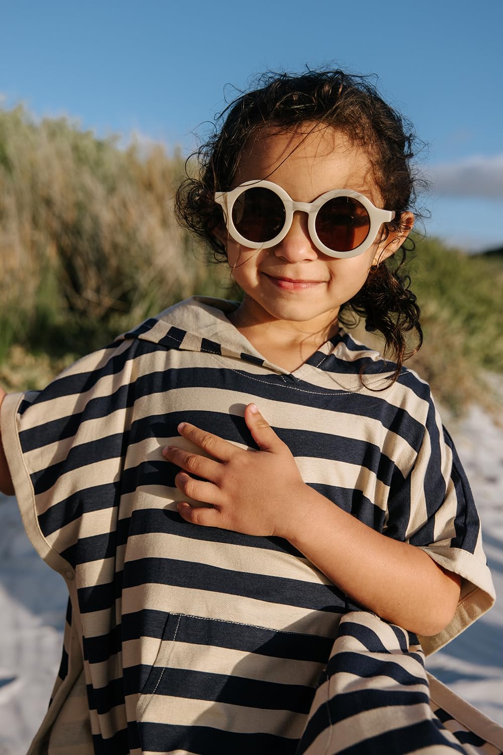 Cloby Badeponcho mit Kapuze - mit UV-Schutz (UPF 50+) - UV-Poncho - Kapuzenhandtuch für Kleinkinder - Navy/Sandy Stripe - blau/beige (1-3 Jahre)