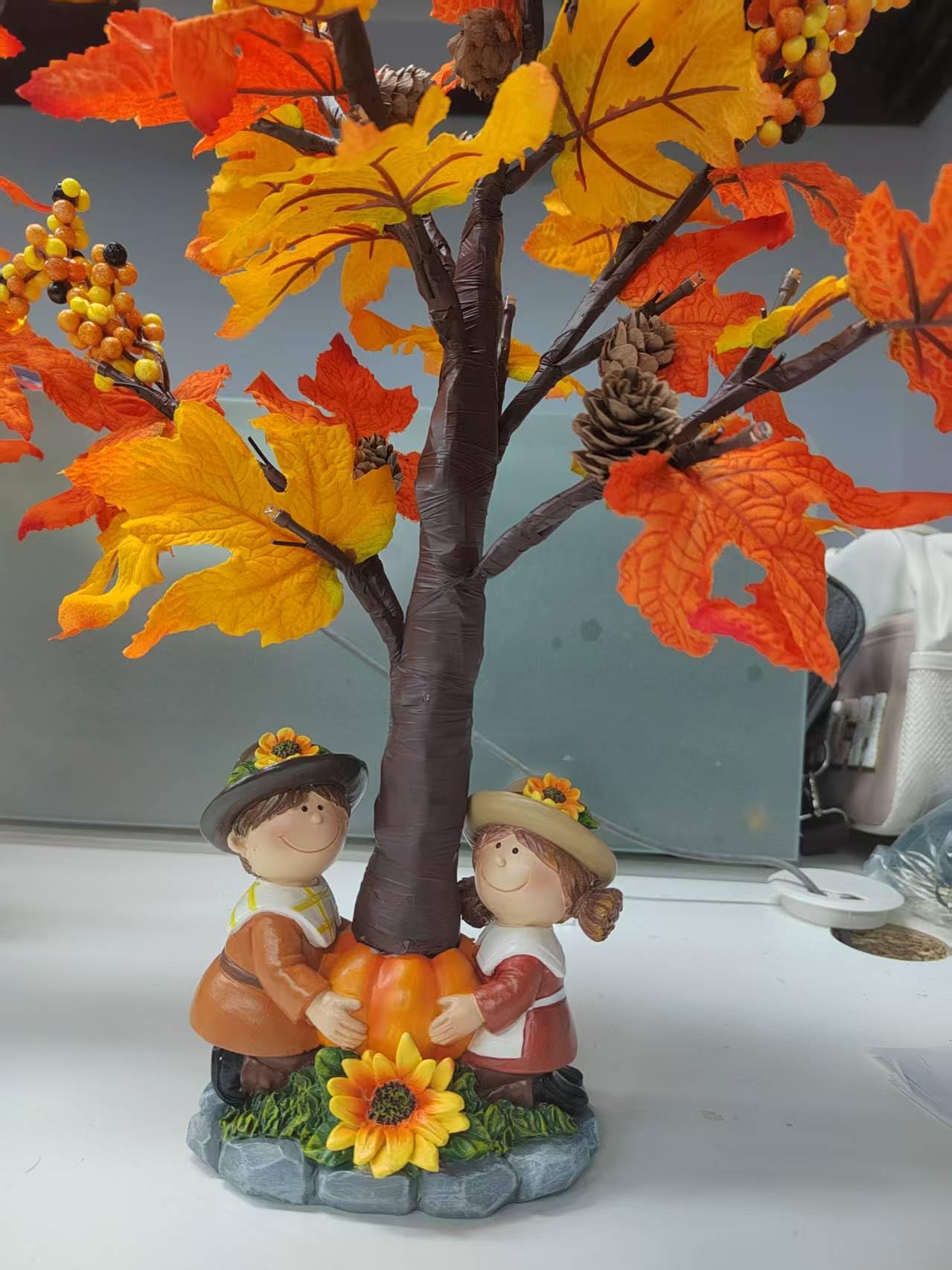 Fall Decor – Érable lumineux de 50,8 cm, décorations de Thanksgiving, arbre d'automne à piles avec minuteur, 24 LED, base de pot de citrouille en résine, centre de table de récolte avec pommes de pin