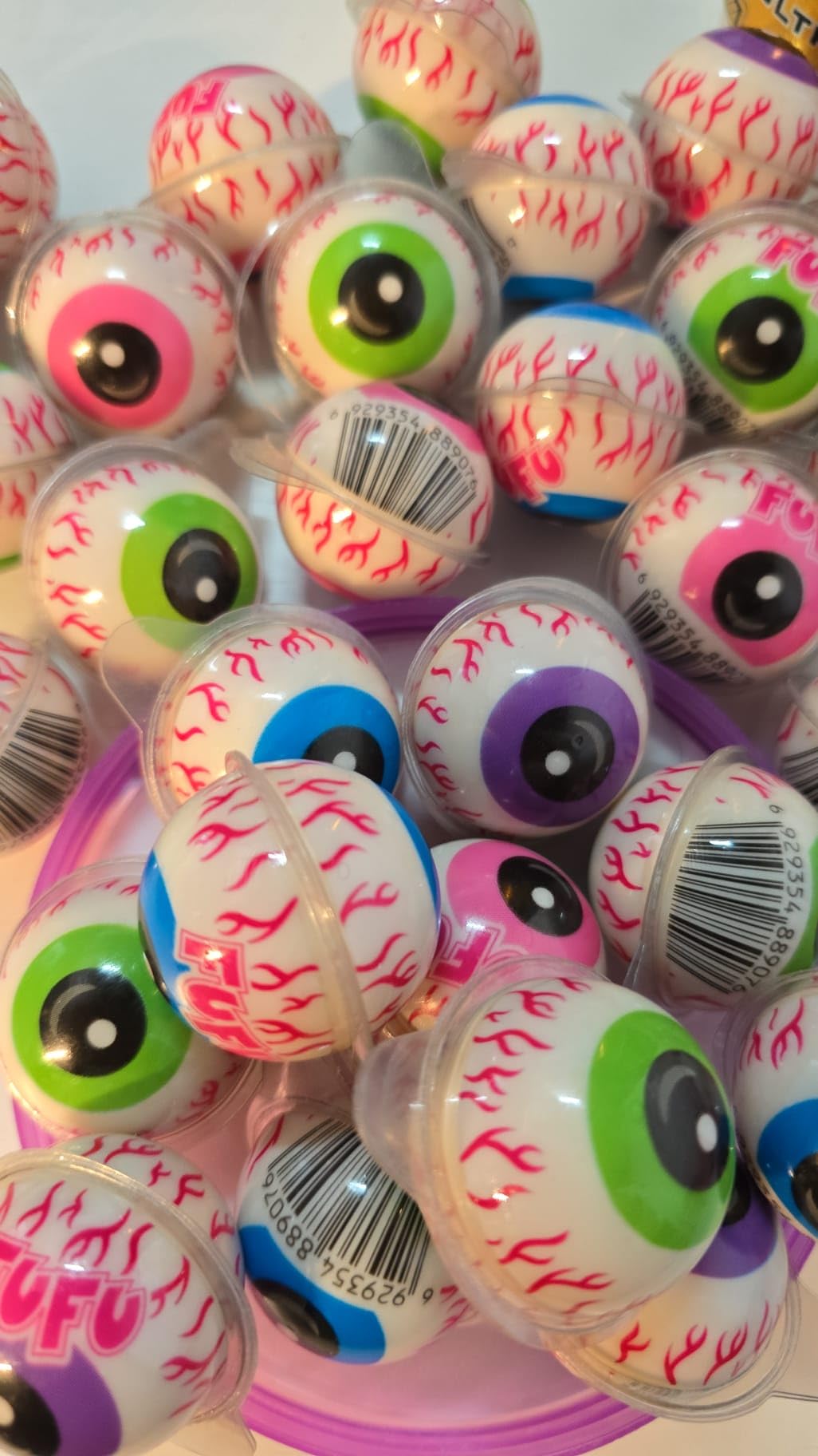 MONT KIARA FUFU Monster Eyes Lot de 50 bonbons en caoutchouc, yeux 3D, 900 g, fruités, pour Halloween, emballés individuellement, certifiés Halal, idéaux pour les fêtes, les anniversaires d'enfants et