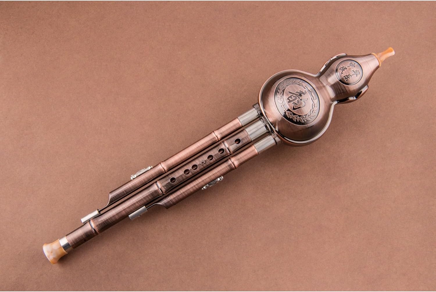 CキーBフラット楽器の初心者と大人向けにプロが製作したHulusi(Type 4) フルシ木管楽器 初心者向けの手作りの Hulusi 3 トーン B  フラット C キーの民族楽器(B flat) 初心者がプロの楽器 を学ぶための伝統的な手作りのCキーBフラットHulusi(B flat) 伝統楽器  フルシ プロ ... フルシフルート Hulusi CキーBフラット銅メッキ3トーン管楽器 初心者と大人向け(B Flat)