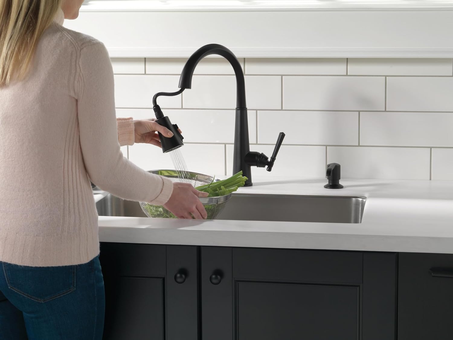 Delta Faucet Emmeline Matte Black Kitchen Faucet Black, Kitchen Faucets with Pull Down Sprayer, Kitchen Sink Faucet, Faucet for Kitchen Sink, Magnetic Docking Spray Head, Matte Black 9182-BL-DST