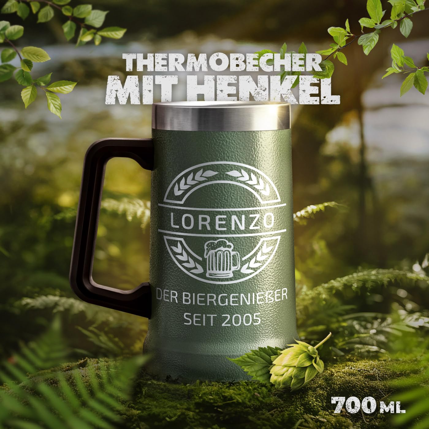 Maverton Isoliertes Bierglas mit Gravur 700 ml Grün - Edelstahl personalisierter Bierkrug für Bierfreunde - mit Henkel - Männergeschenke - Bier Geschenke für Männer