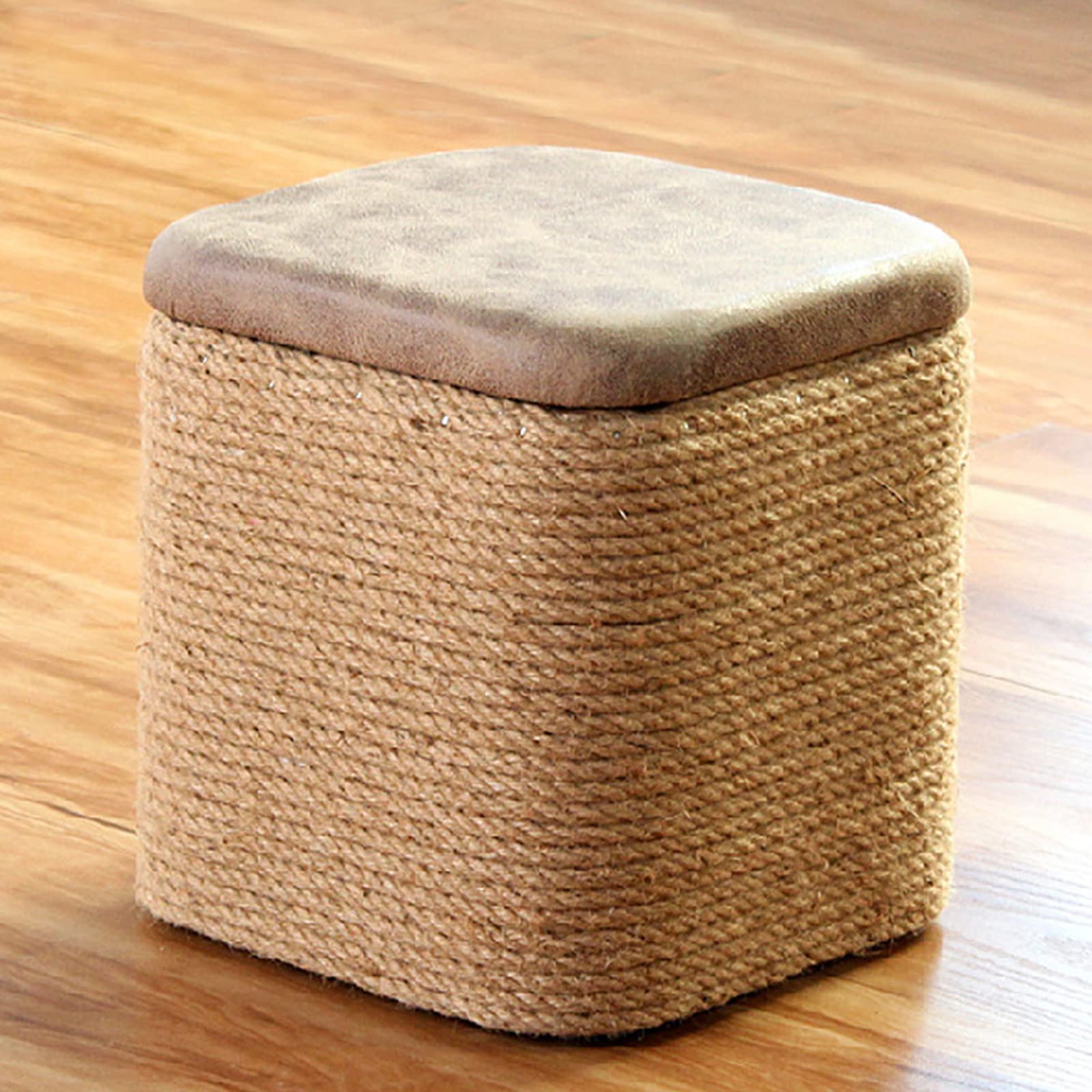 Tabouret de rangement en rotin tressé pour un salon ou une chambre cocooning