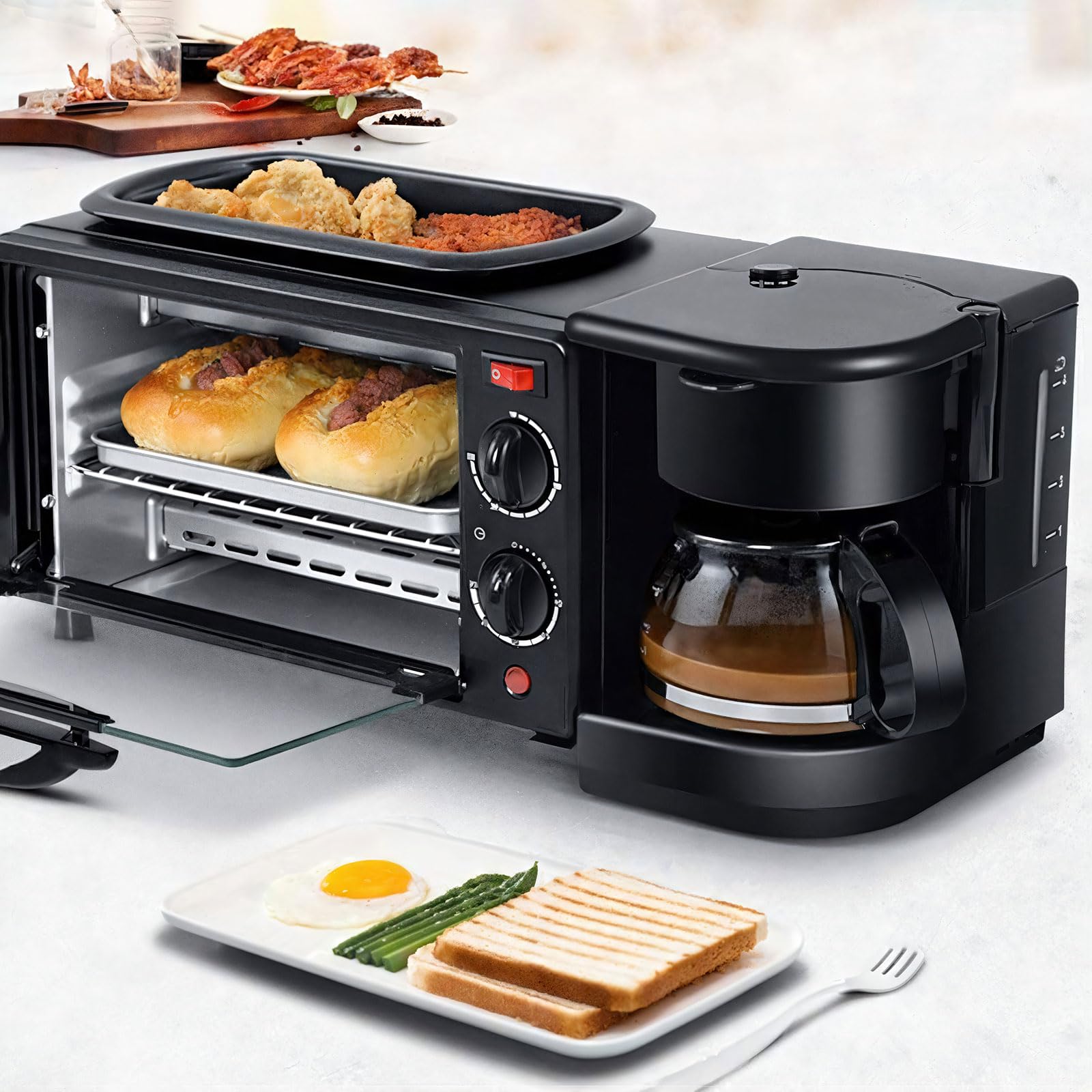 Stazione per la colazione a tre in uno, che combina forno, caffettiera e padella in una cucina domestica compatta essenziale. Dispositi di rivestimento antiaderente e design regolabile