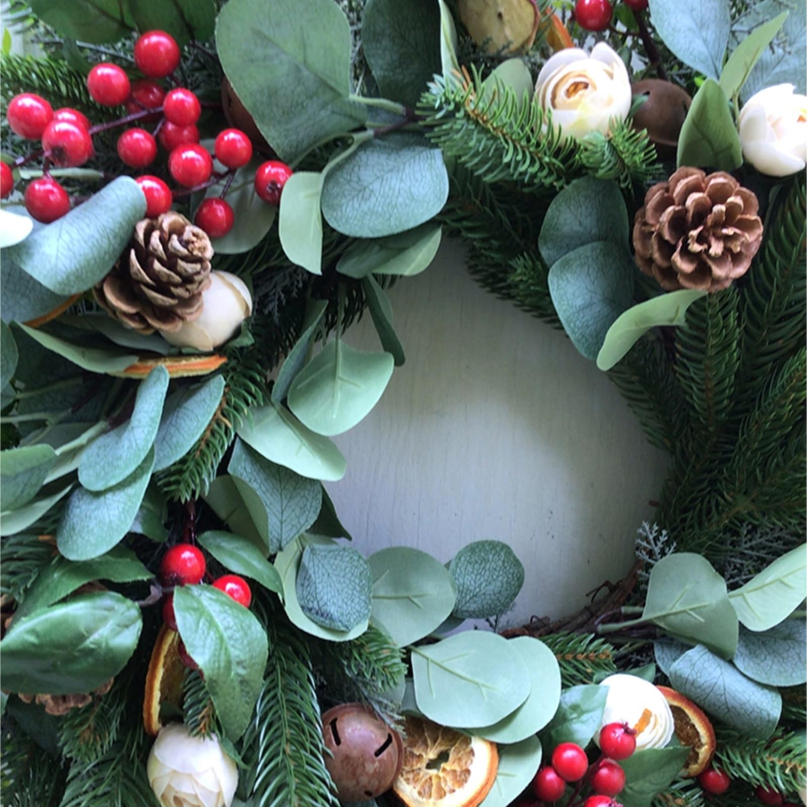 Winterkranz Dekokranz Weihnachtskranzdekoration for Die Haustür Mit Glöckchen Und Schleifen Adventskranz Christbaumschmuck(80cm)