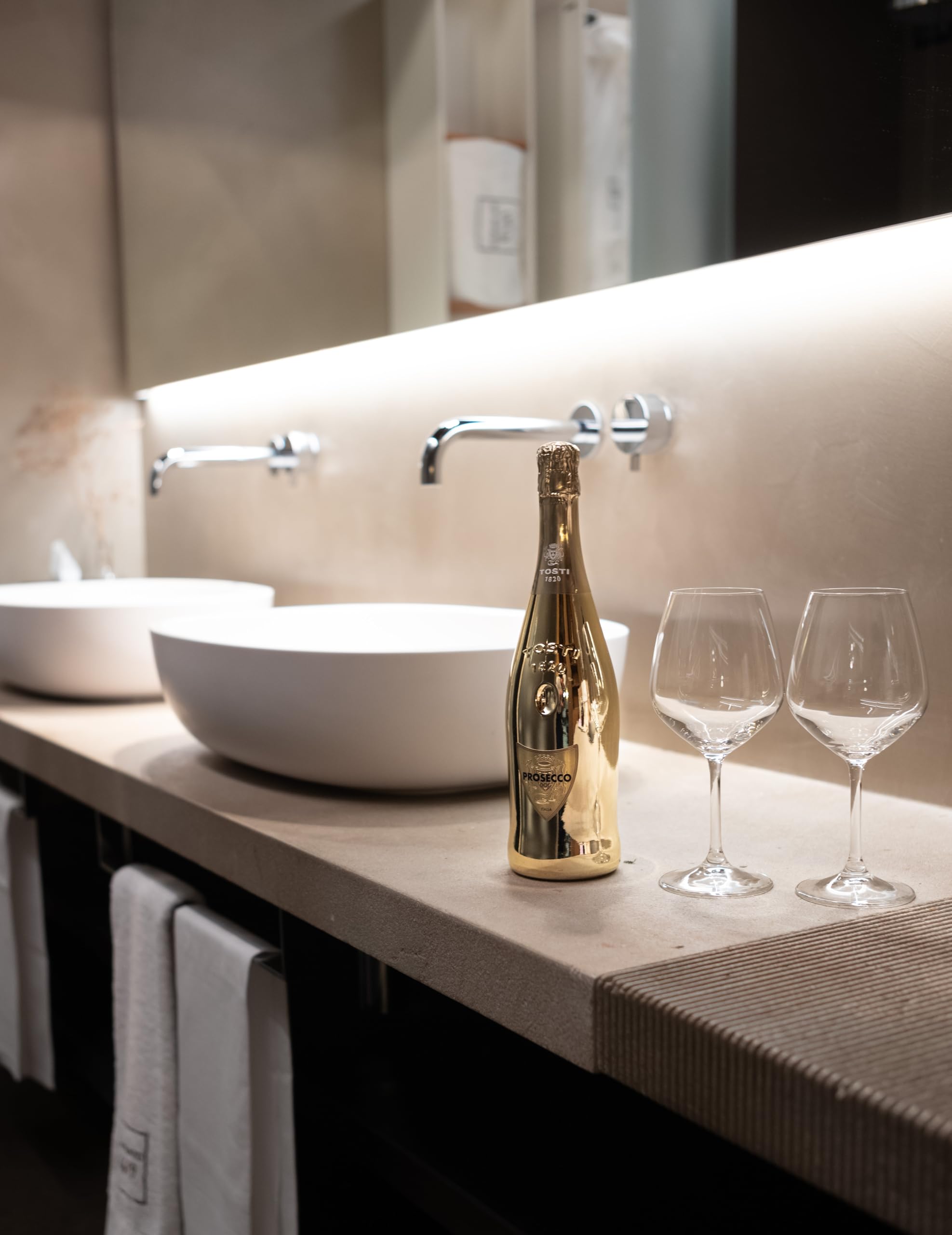 Tosti 1820 ORO - Prosecco DOC Extra Dry - Glera 100% - Affinamento 4 Mesi Metodo Martinotti - Bollicine Italiane Premium - 11% Vol. Confezione da 6 bottiglie per 750 millilitri.