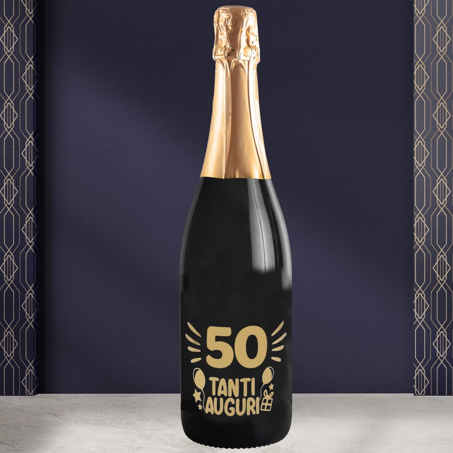 Bottiglia di Prosecco D.O.C. Extra Dry 0.75 lt., per idea regalo di compleanno 50 anni per lui e per lei, tanti auguri con etichetta in oro (Oro, 50)