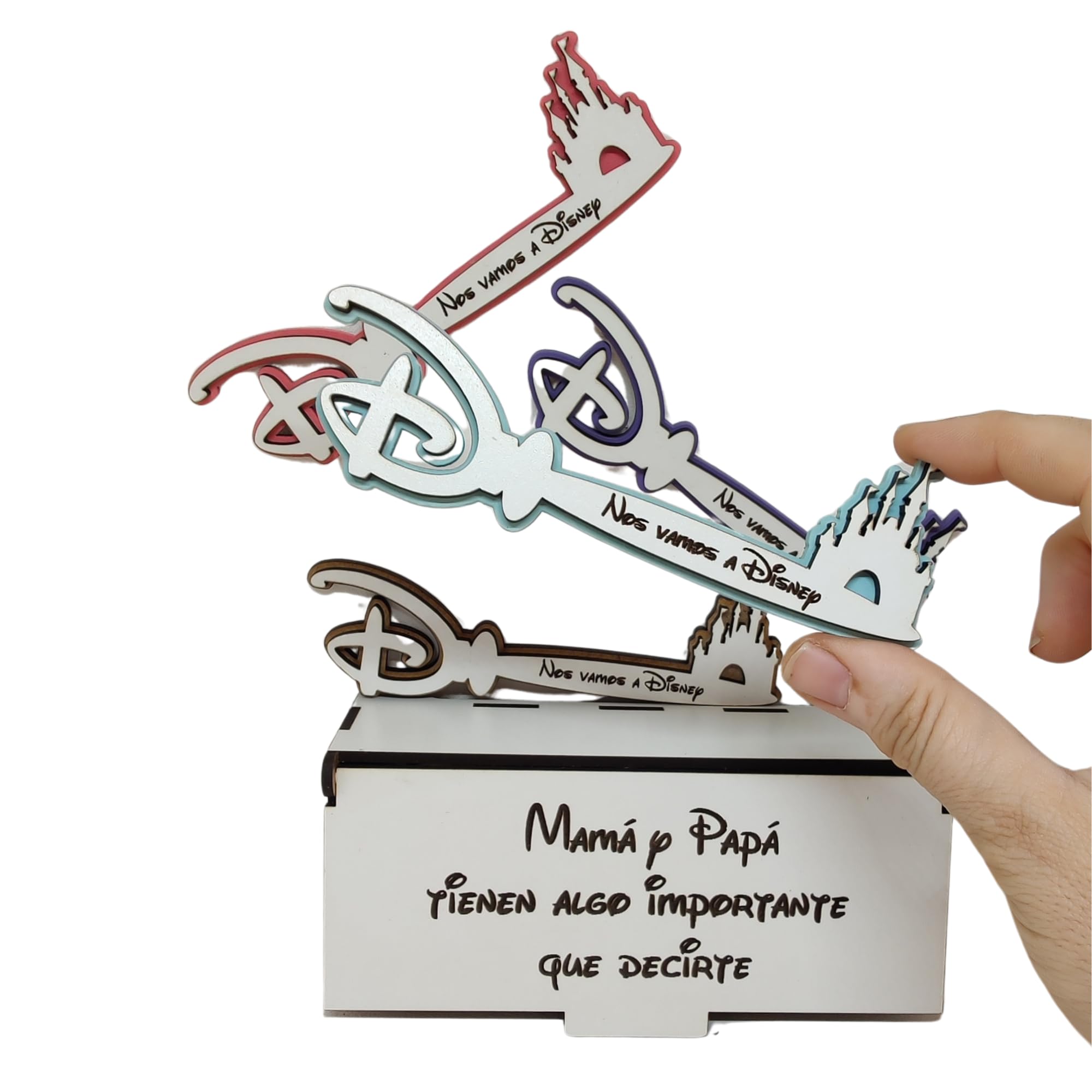 Llave de madera personalizada Disney, regalo sorpresa para anunciar un viaje a parque de atracciones.
