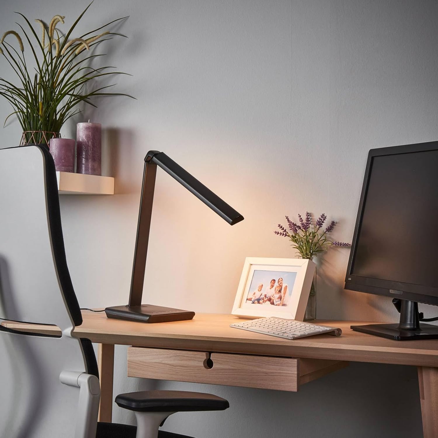 Lindby Kuno lamp with adjustable arm