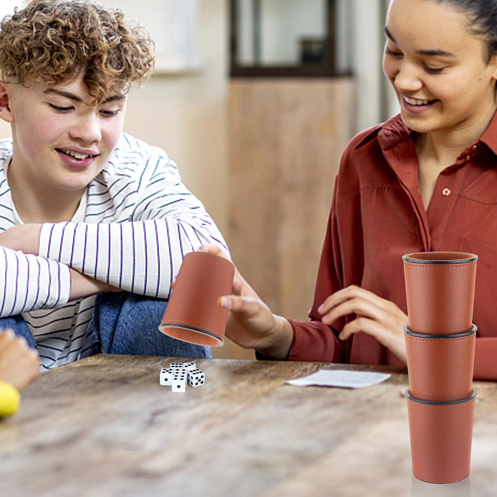 Filzgefüttertes PU-Leder-Würfelbecher-Set, 6 leise Shaker-Becher mit 36 Würfeln für Bar-Party, Yahtzee Farkle-Spiele, Dunkelbraun