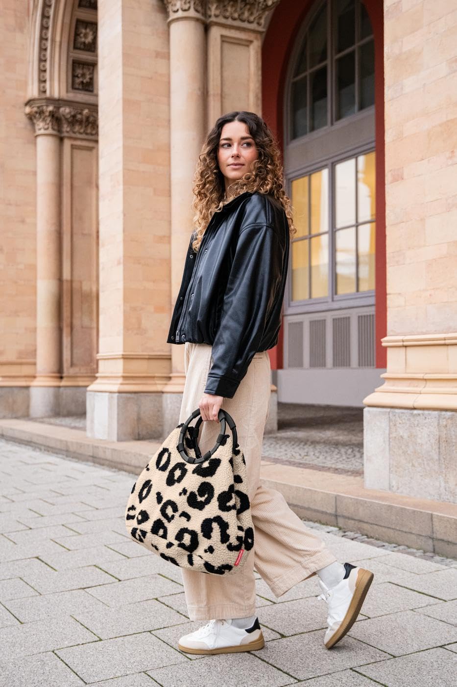 reisenthel Loopbag hobo – Elegante Hobo-Tasche – vielseitig, stylisch, mit Metallgriffen und Soft-Touch-Material.